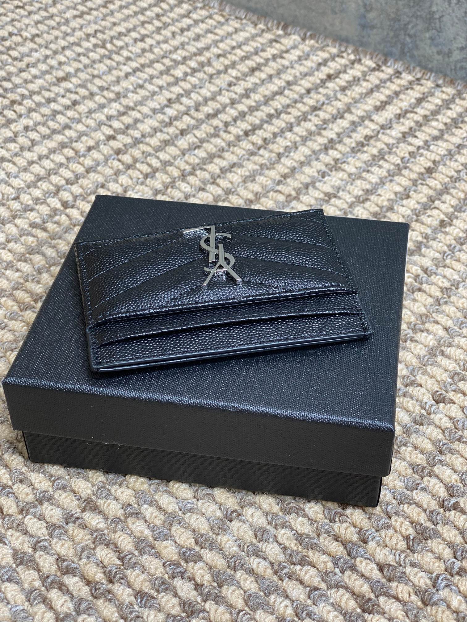 YSL圣罗兰经典logo鱼子皮荔枝纹绗缝卡包尺寸10.5x7.5cm编码423291