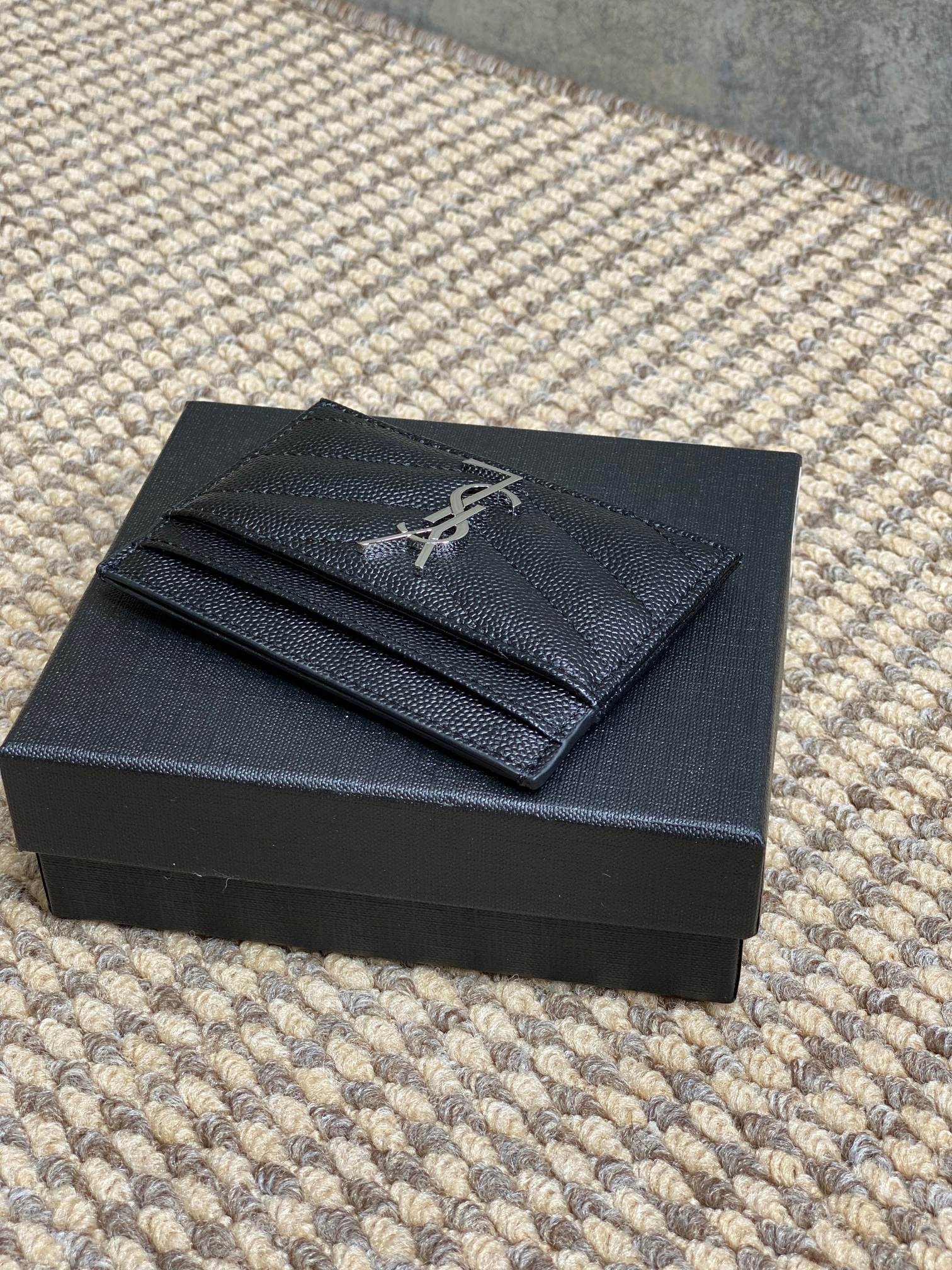 YSL圣罗兰经典logo鱼子皮荔枝纹绗缝卡包尺寸10.5x7.5cm编码423291