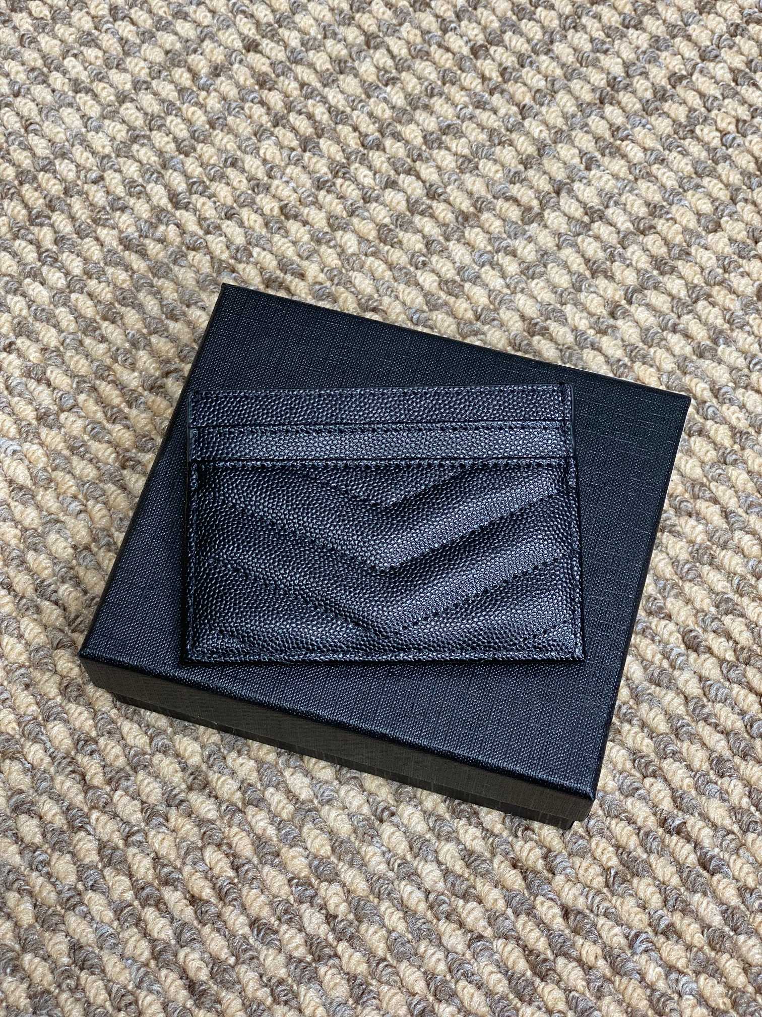 YSL圣罗兰经典logo鱼子皮荔枝纹绗缝卡包尺寸10.5x7.5cm编码423291