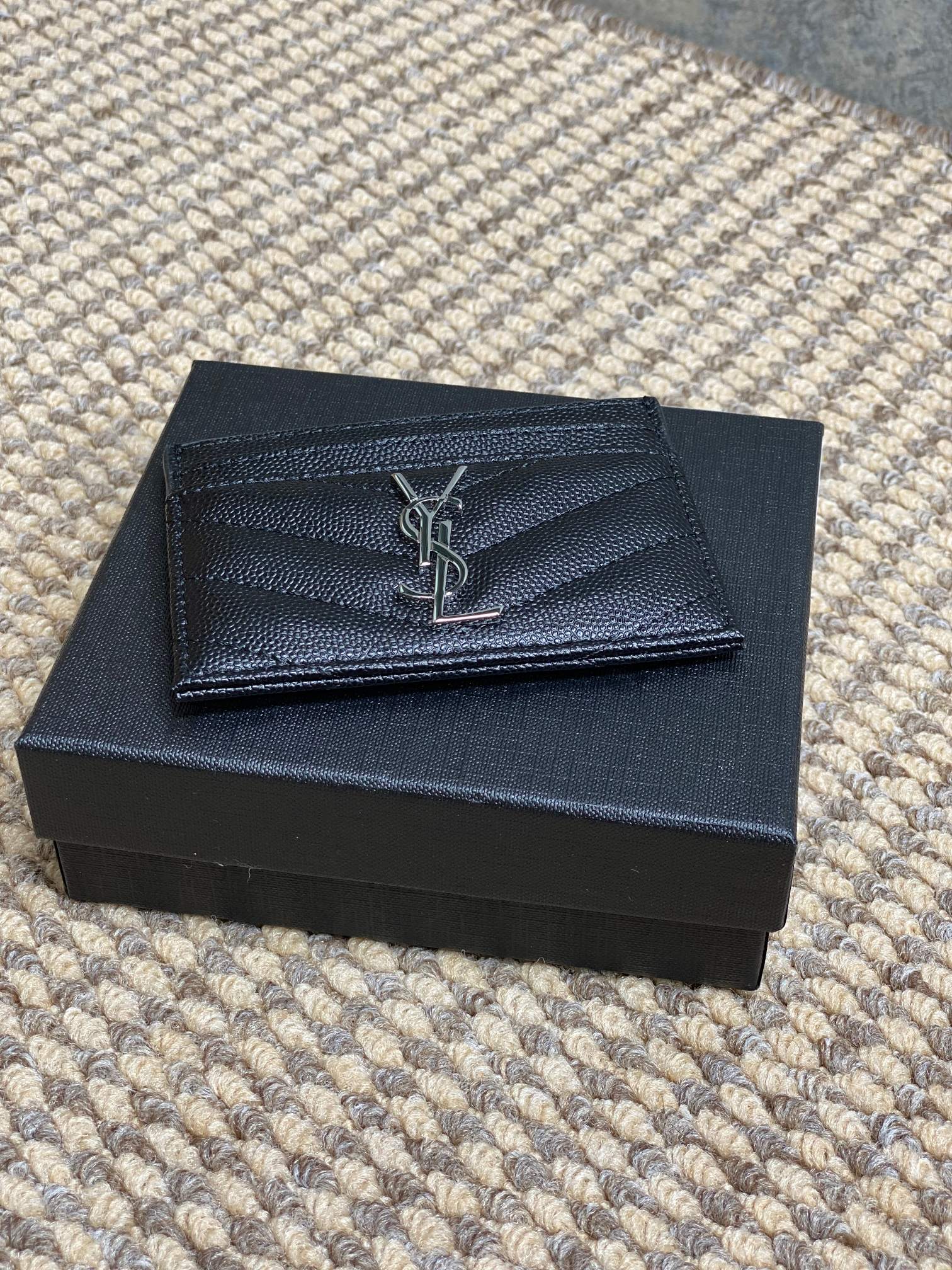 YSL圣罗兰经典logo鱼子皮荔枝纹绗缝卡包尺寸10.5x7.5cm编码423291