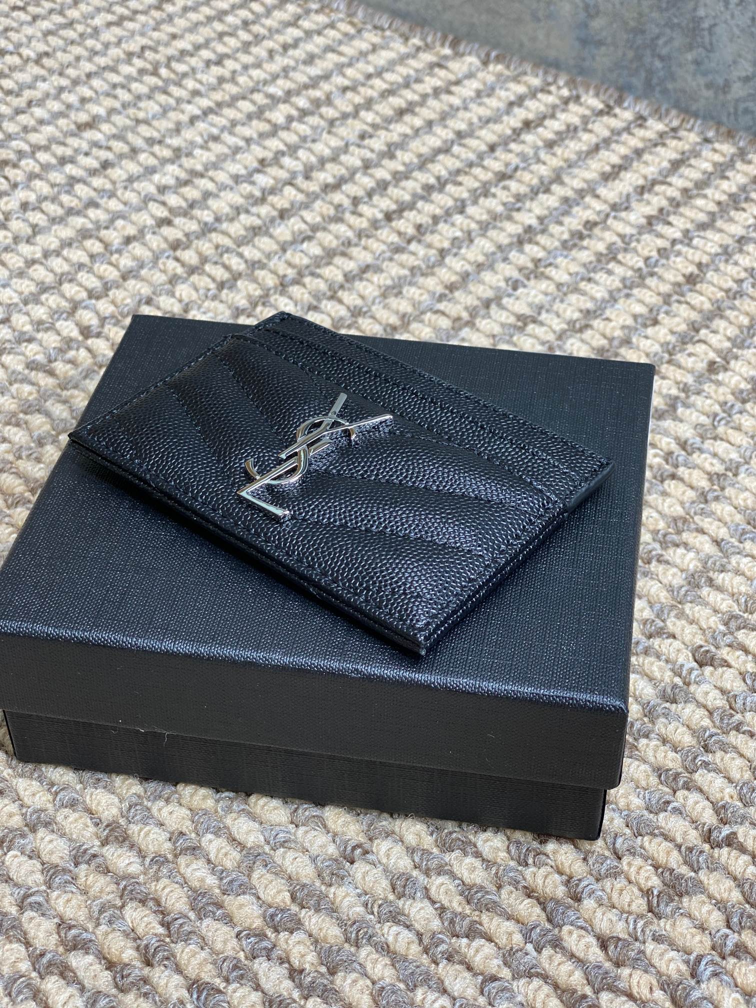 YSL圣罗兰经典logo鱼子皮荔枝纹绗缝卡包尺寸10.5x7.5cm编码423291