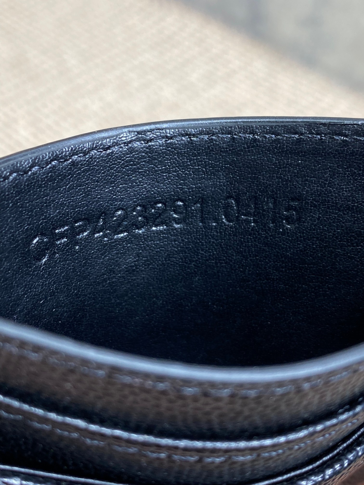 YSL圣罗兰经典logo鱼子皮荔枝纹绗缝卡包尺寸10.5x7.5cm编码423291