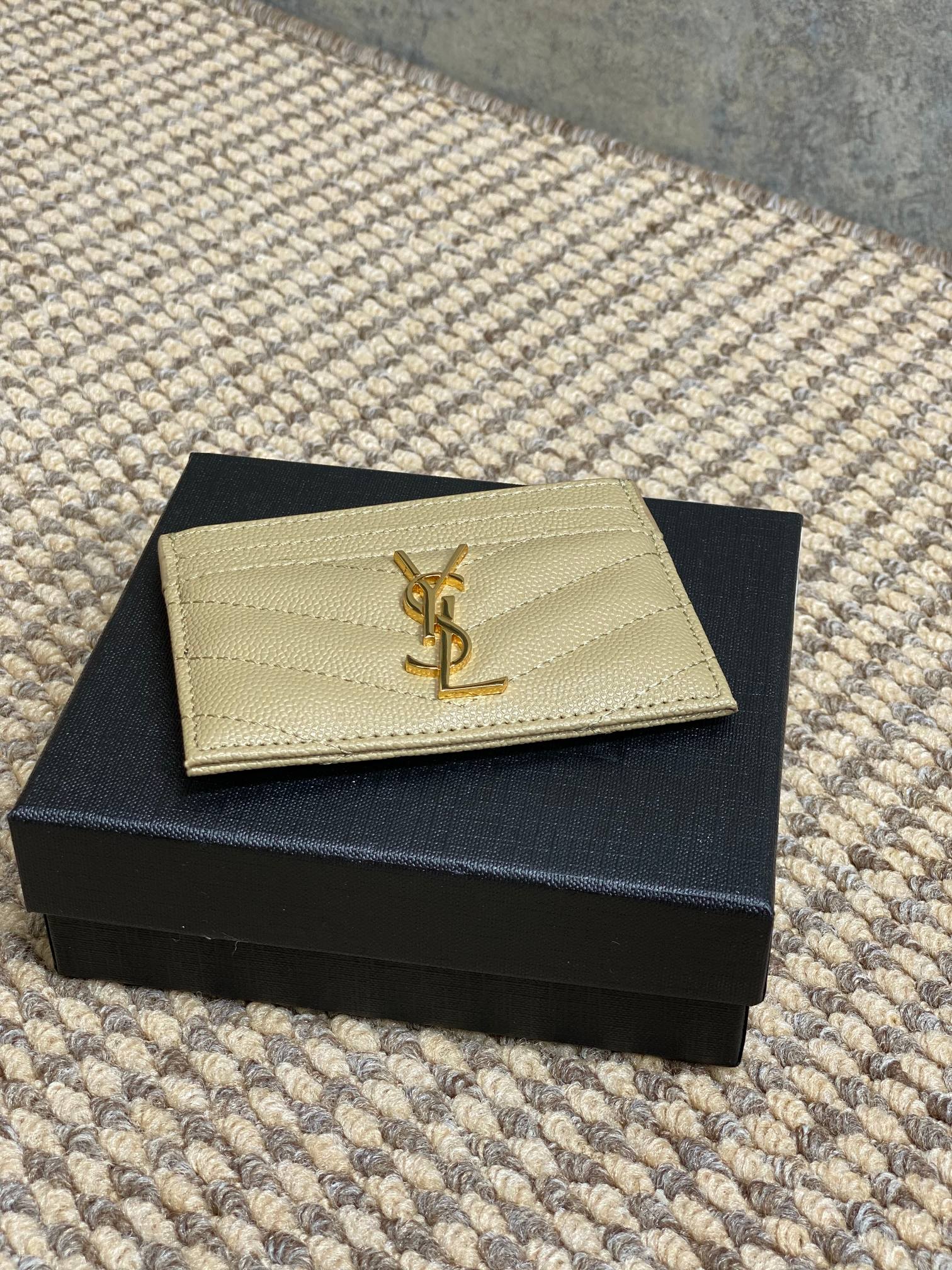 YSL圣罗兰经典logo鱼子皮荔枝纹绗缝卡包尺寸10.5x7.5cm编码423291