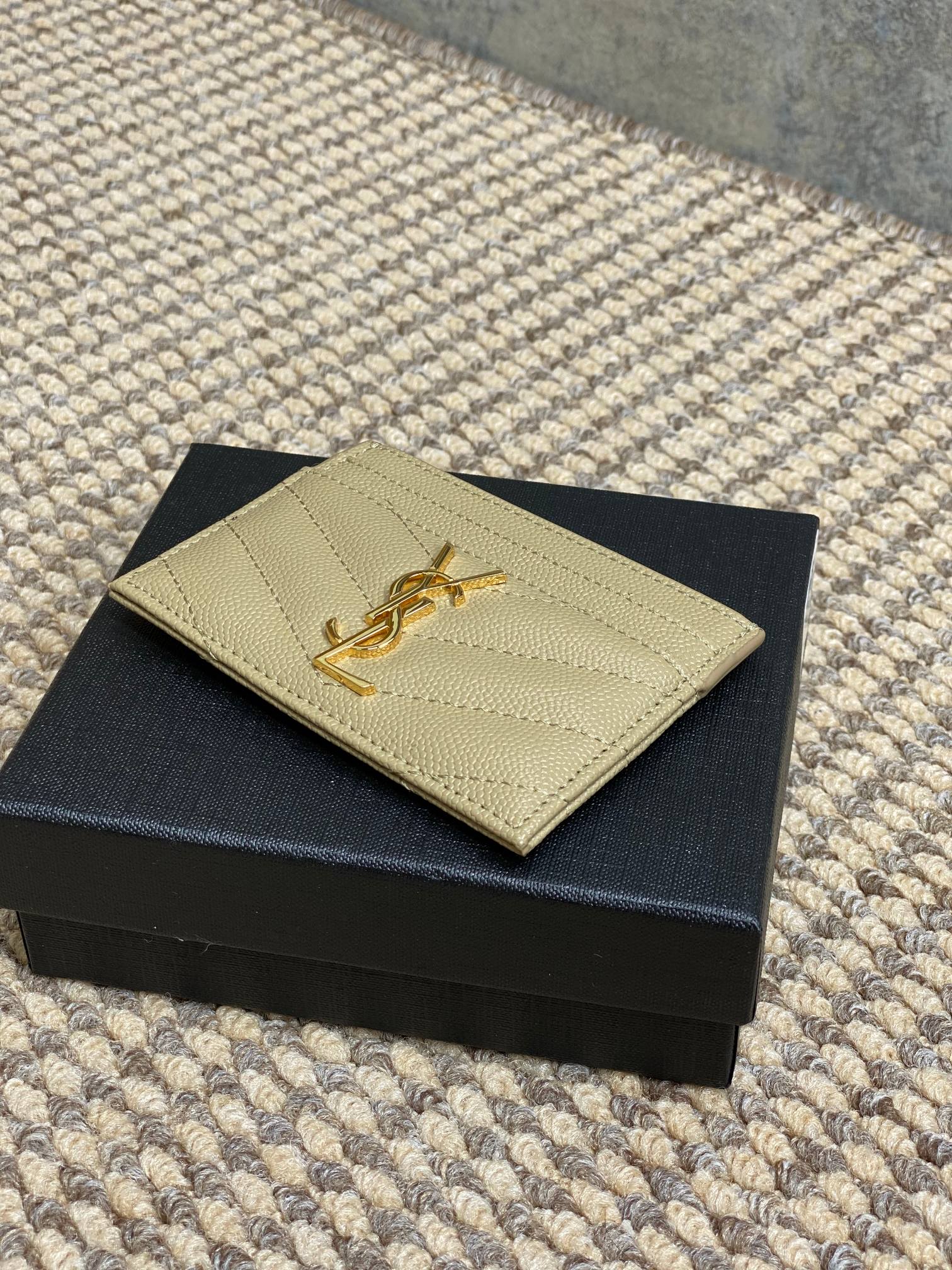 YSL圣罗兰经典logo鱼子皮荔枝纹绗缝卡包尺寸10.5x7.5cm编码423291