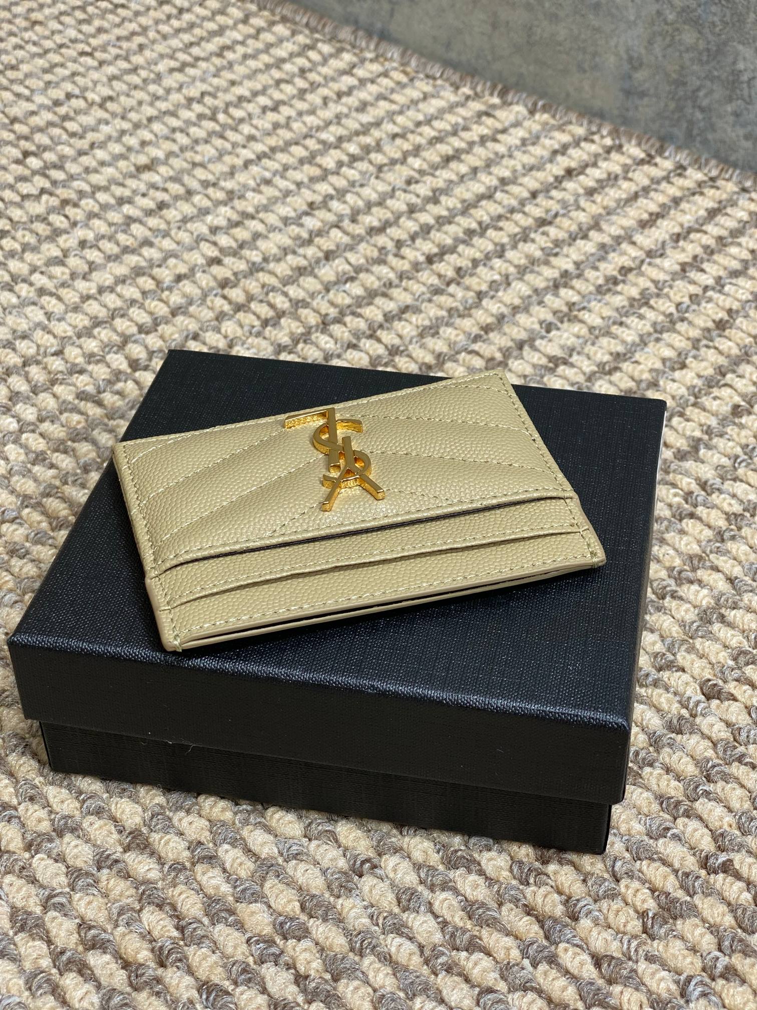 YSL圣罗兰经典logo鱼子皮荔枝纹绗缝卡包尺寸10.5x7.5cm编码423291