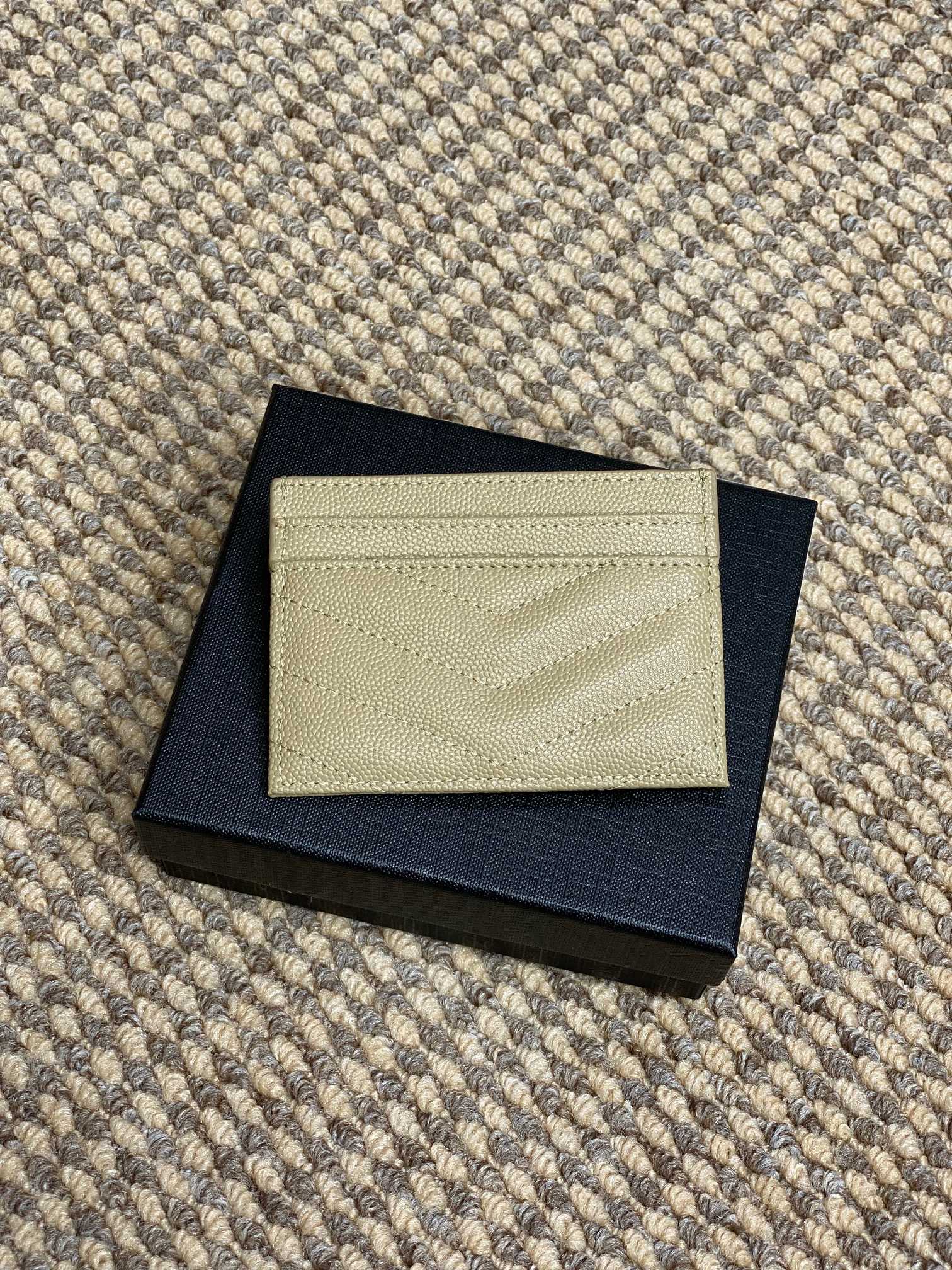YSL圣罗兰经典logo鱼子皮荔枝纹绗缝卡包尺寸10.5x7.5cm编码423291