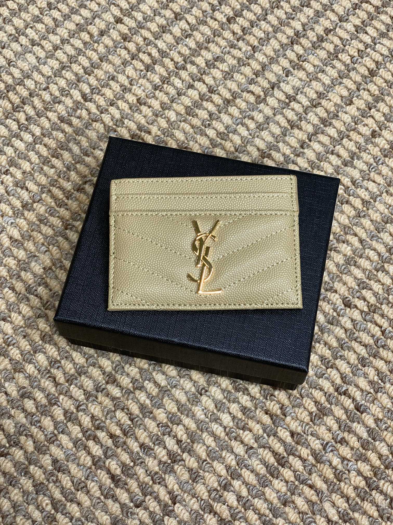 YSL圣罗兰经典logo鱼子皮荔枝纹绗缝卡包尺寸10.5x7.5cm编码423291