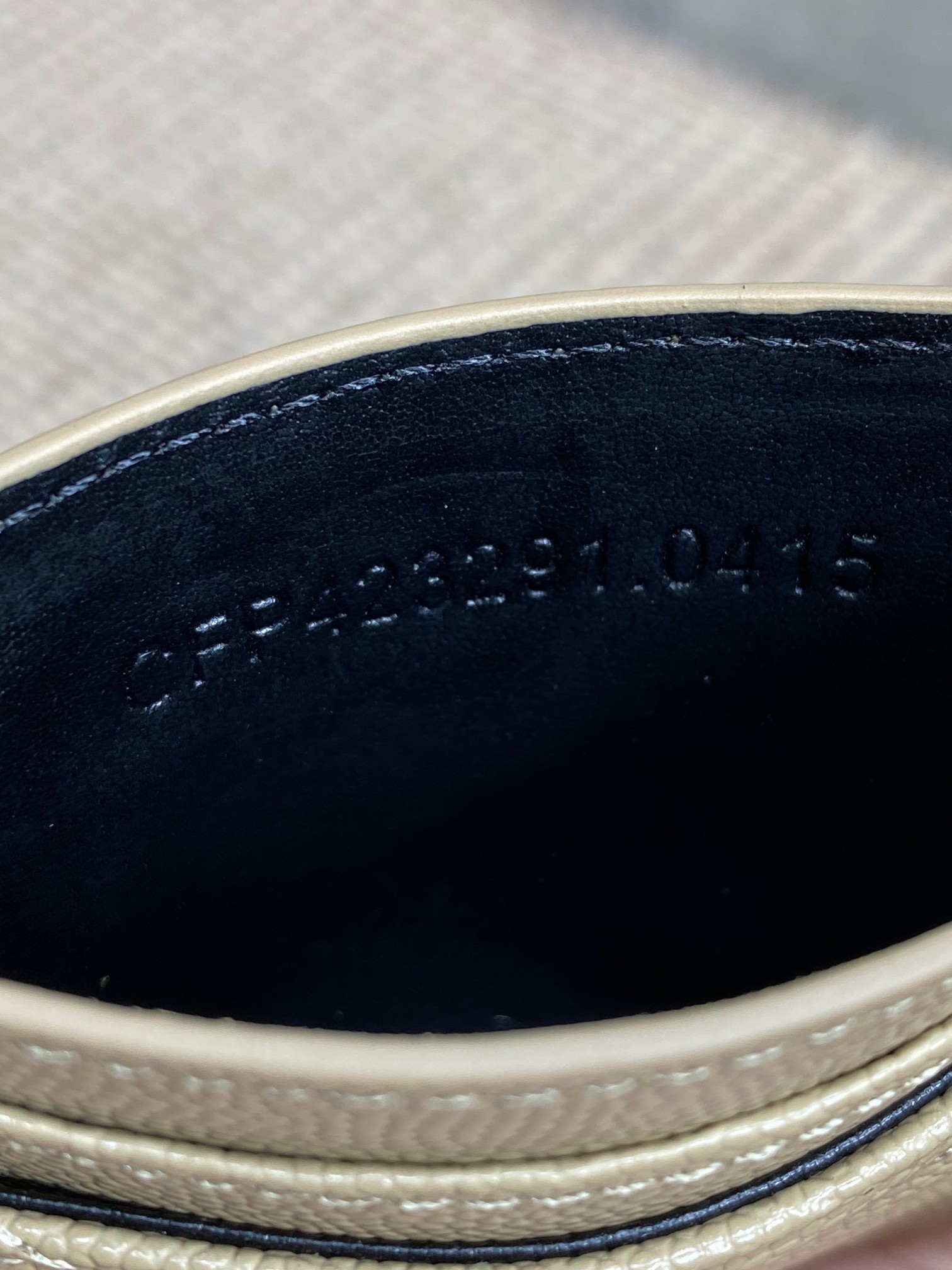 YSL圣罗兰经典logo鱼子皮荔枝纹绗缝卡包尺寸10.5x7.5cm编码423291