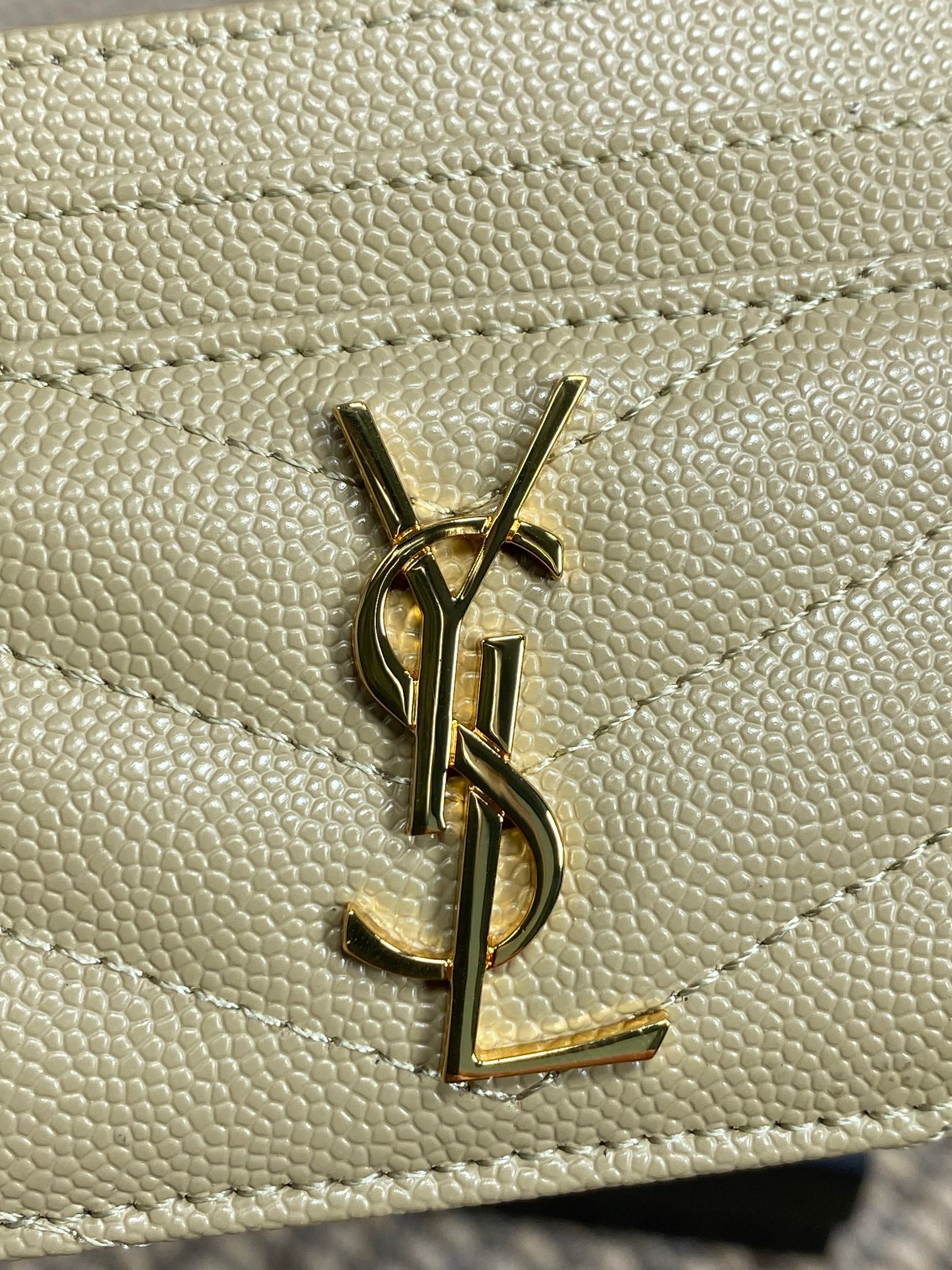 YSL圣罗兰经典logo鱼子皮荔枝纹绗缝卡包尺寸10.5x7.5cm编码423291