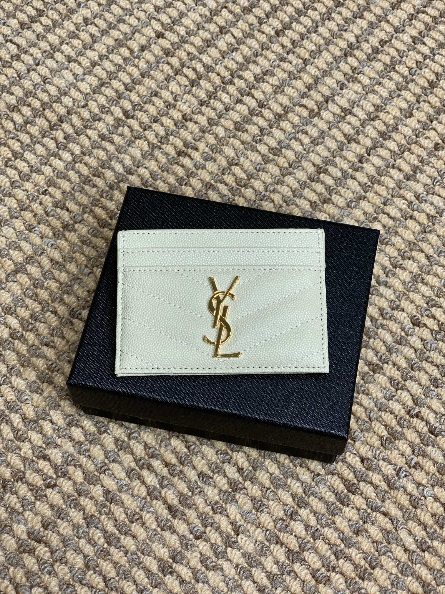 YSL圣罗兰经典logo鱼子皮荔枝纹绗缝卡包尺寸10.5x7.5cm编码423291