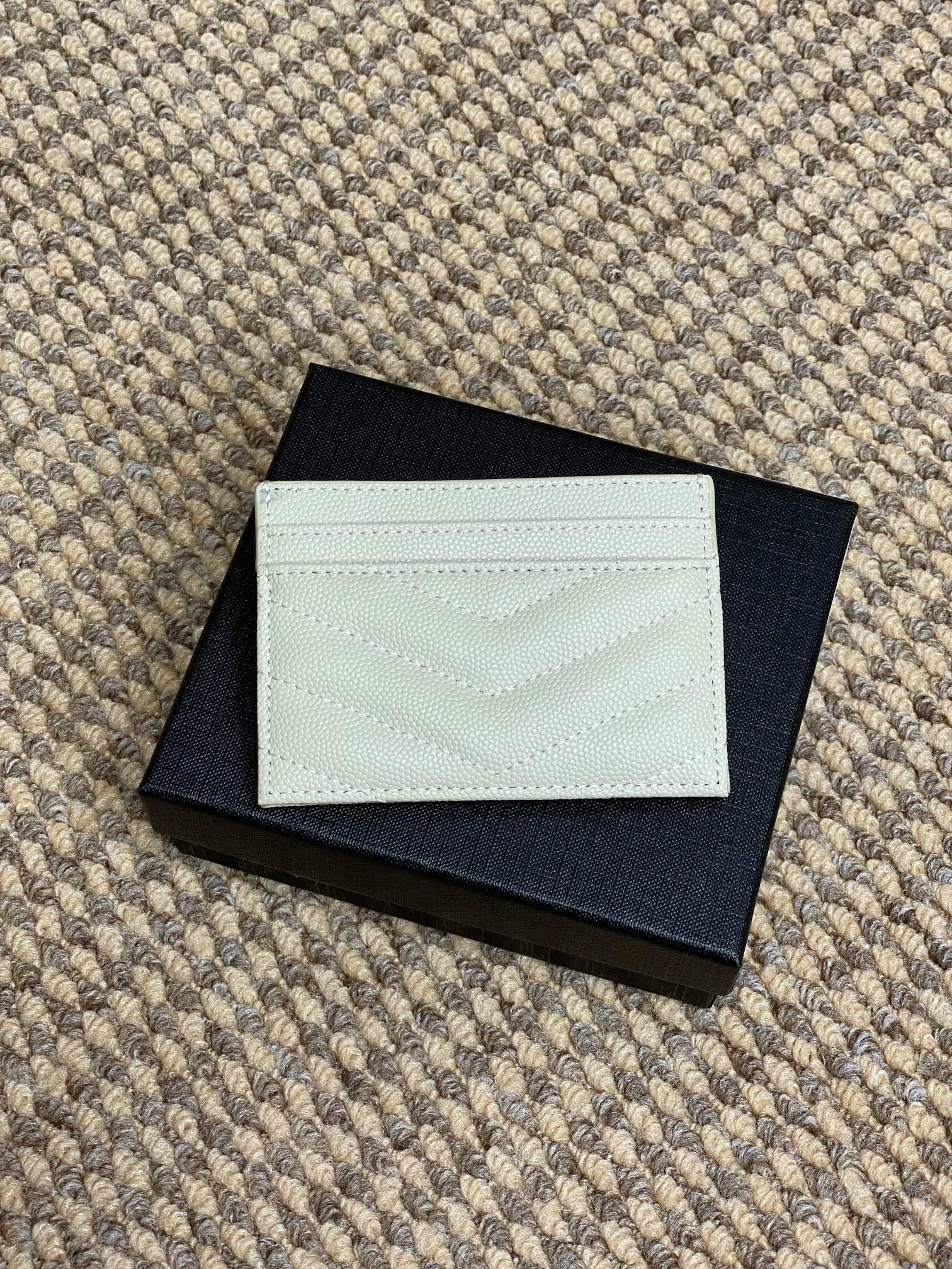 YSL圣罗兰经典logo鱼子皮荔枝纹绗缝卡包尺寸10.5x7.5cm编码423291