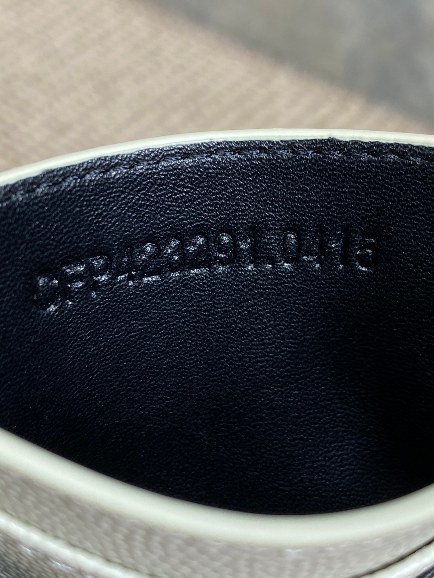 YSL圣罗兰经典logo鱼子皮荔枝纹绗缝卡包尺寸10.5x7.5cm编码423291
