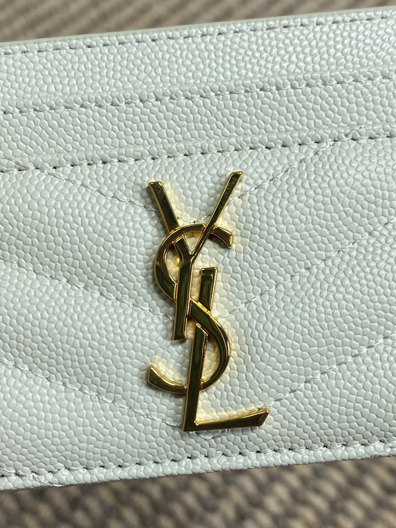 YSL圣罗兰经典logo鱼子皮荔枝纹绗缝卡包尺寸10.5x7.5cm编码423291