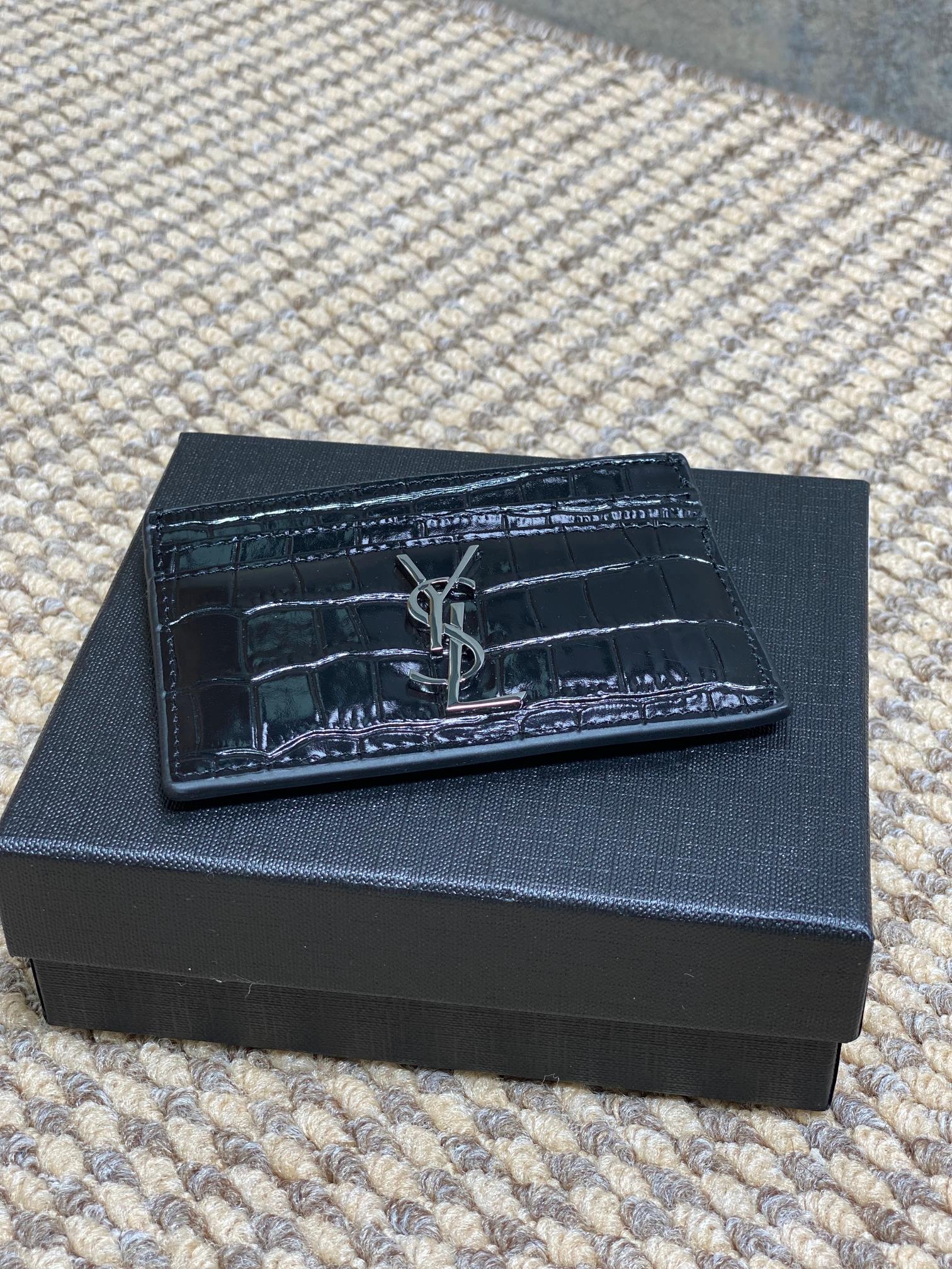 YSL圣罗兰经典logo亮光鳄鱼纹绗缝卡包尺寸10.5x7.5cm编码s206