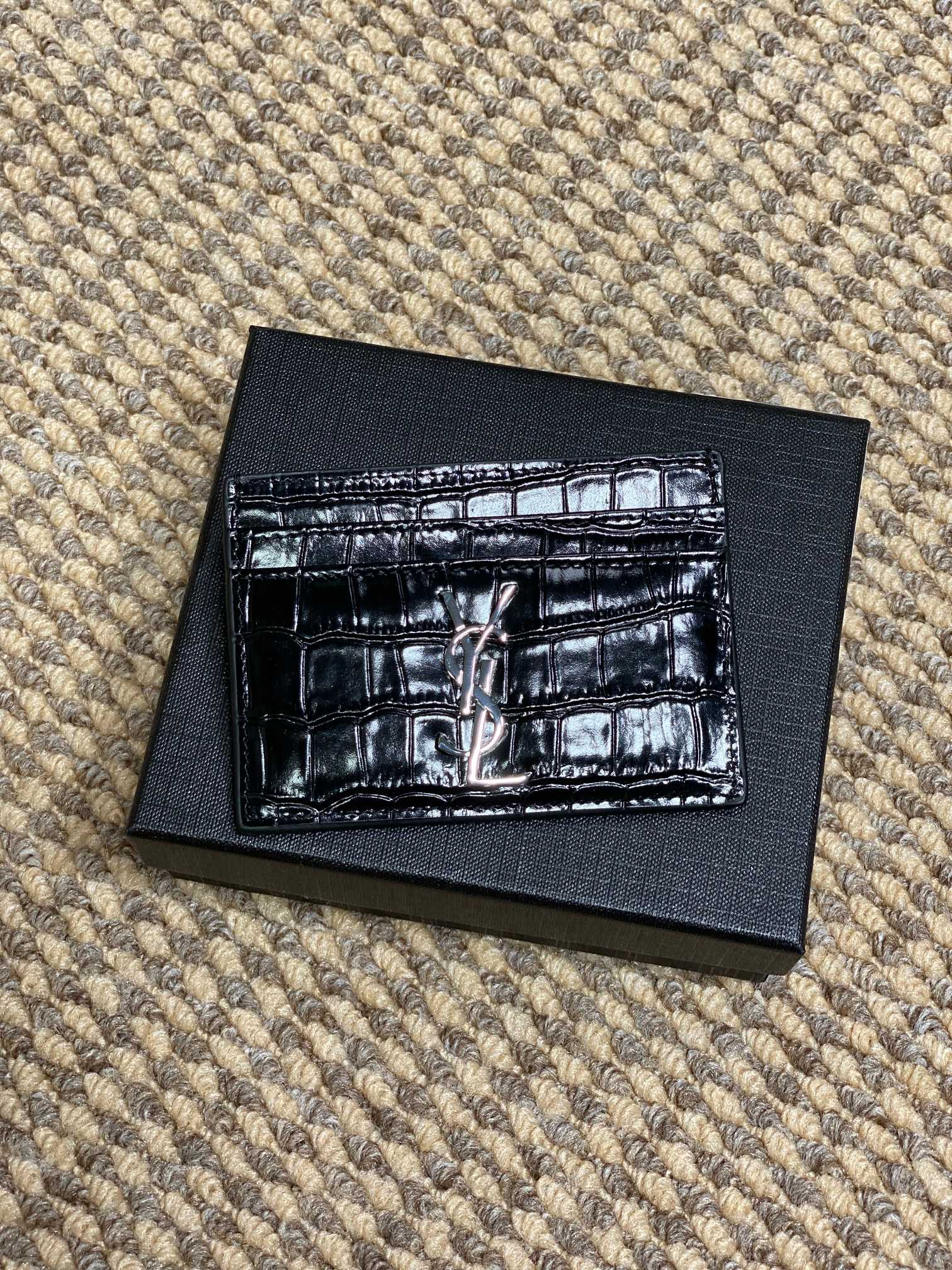 YSL圣罗兰经典logo亮光鳄鱼纹绗缝卡包尺寸10.5x7.5cm编码s206