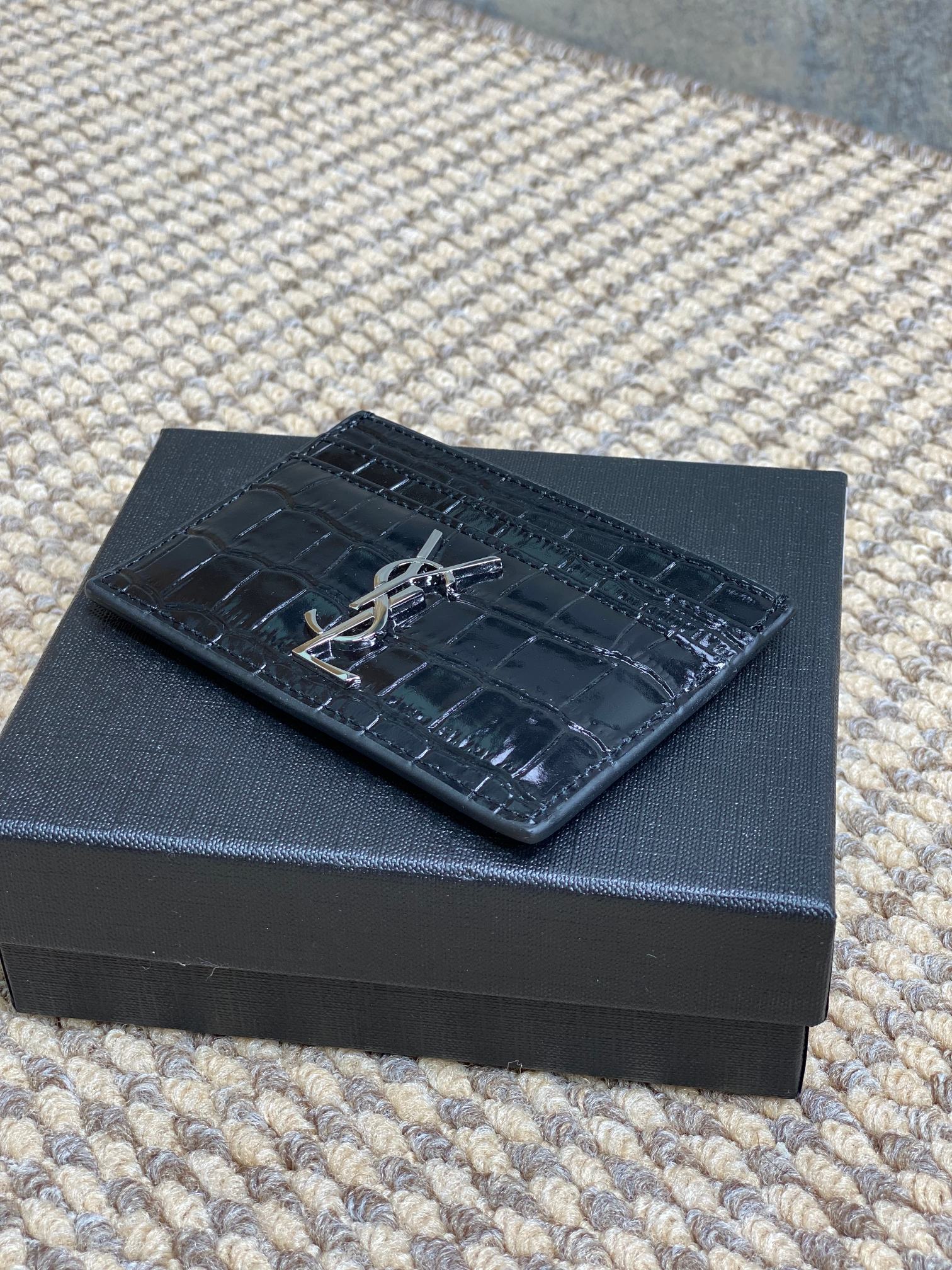 YSL圣罗兰经典logo亮光鳄鱼纹绗缝卡包尺寸10.5x7.5cm编码s206