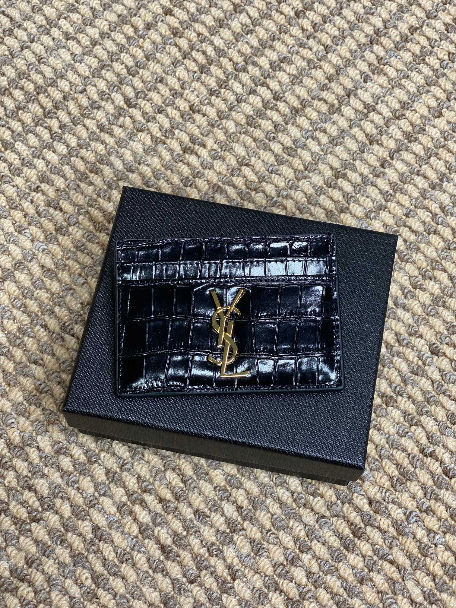 YSL圣罗兰经典logo亮光鳄鱼纹绗缝卡包尺寸10.5x7.5cm编码s206