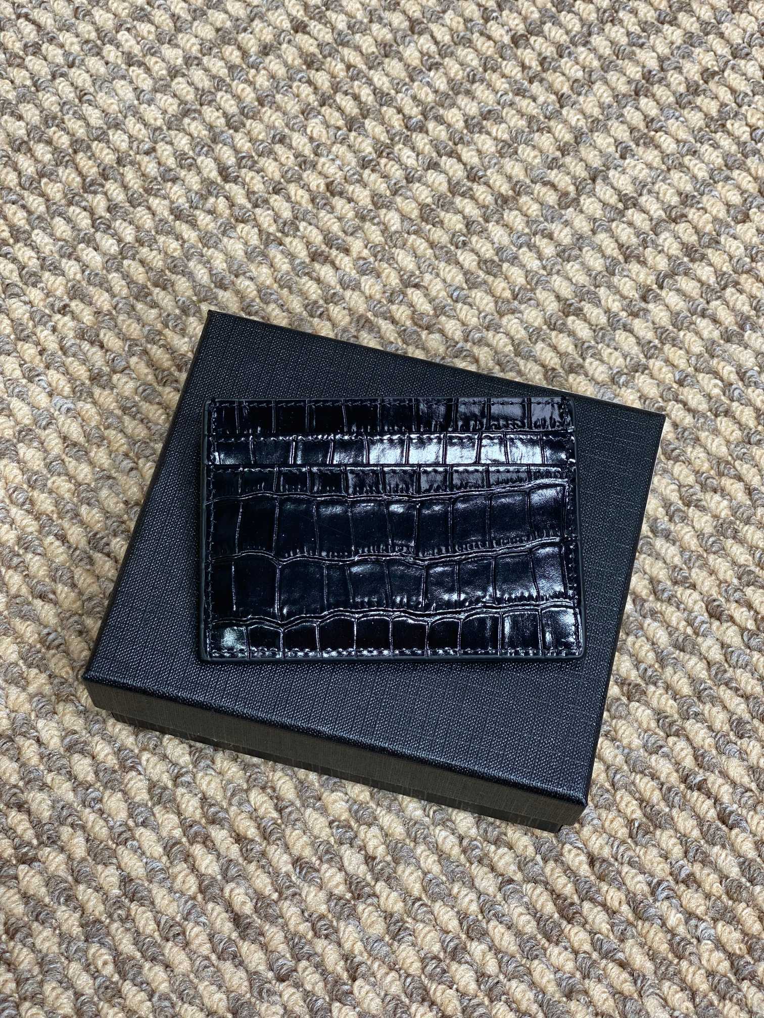 YSL圣罗兰经典logo亮光鳄鱼纹绗缝卡包尺寸10.5x7.5cm编码s206