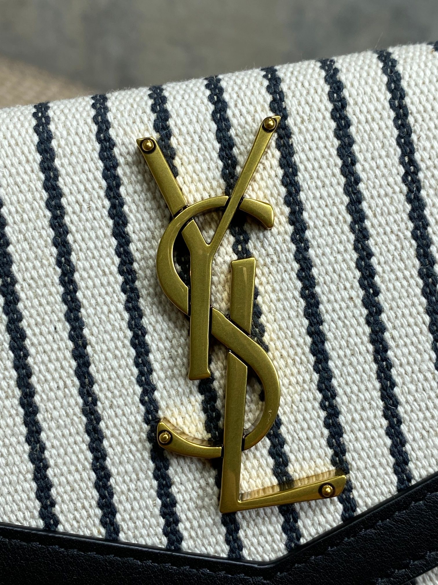 新款手包最经典的标志性金属logo麻布意大利进口牛皮简约又不失高端搭配休闲风or淑女风或者西装都能hol