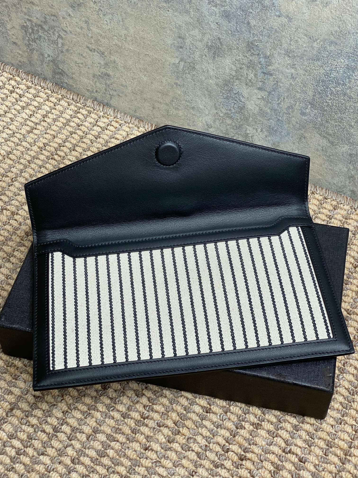 新款手包最经典的标志性金属logo麻布意大利进口牛皮简约又不失高端搭配休闲风or淑女风或者西装都能hol