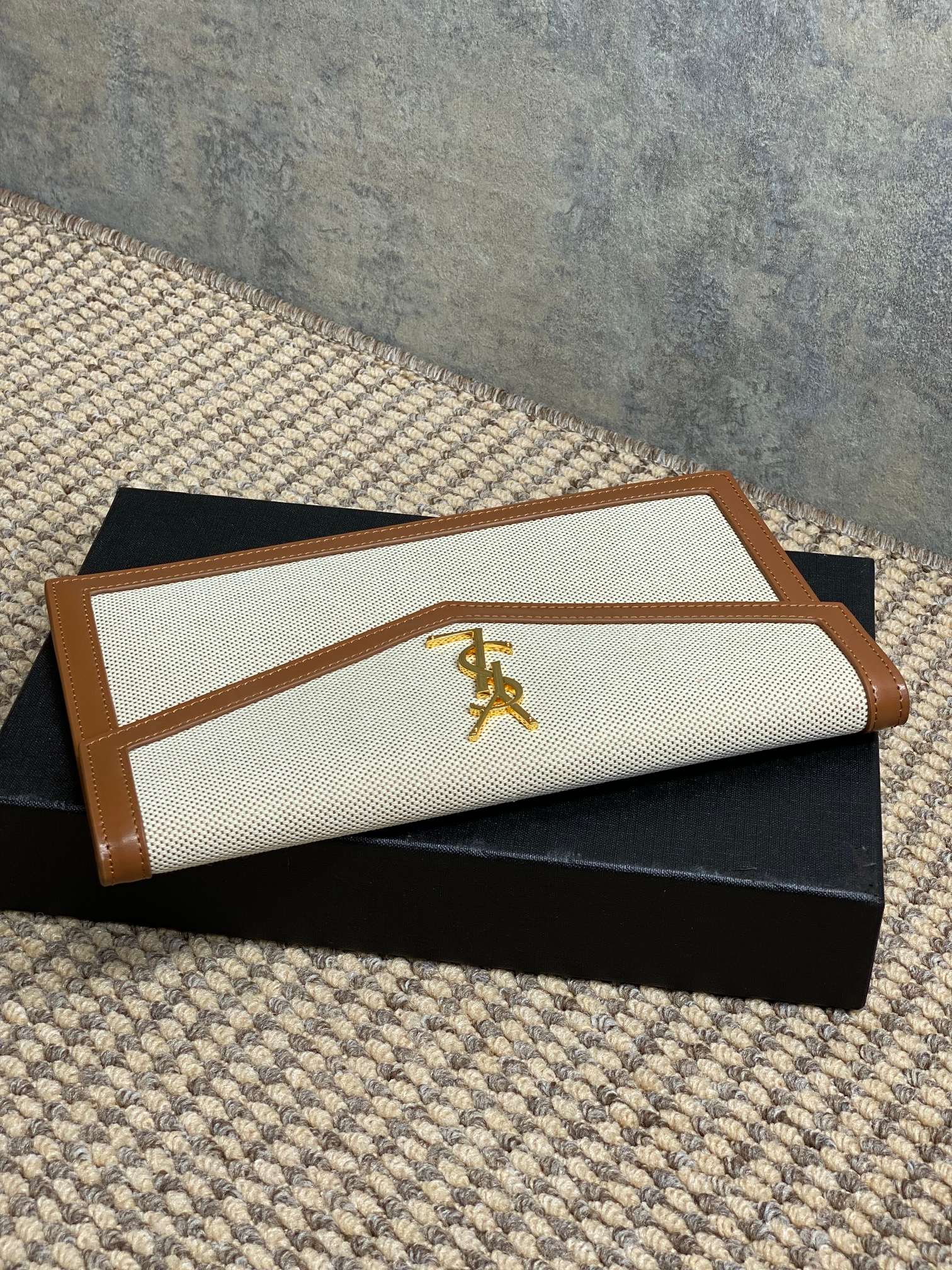 新款手包最经典的标志性金属logo麻布意大利进口牛皮简约又不失高端搭配休闲风or淑女风或者西装都能hol