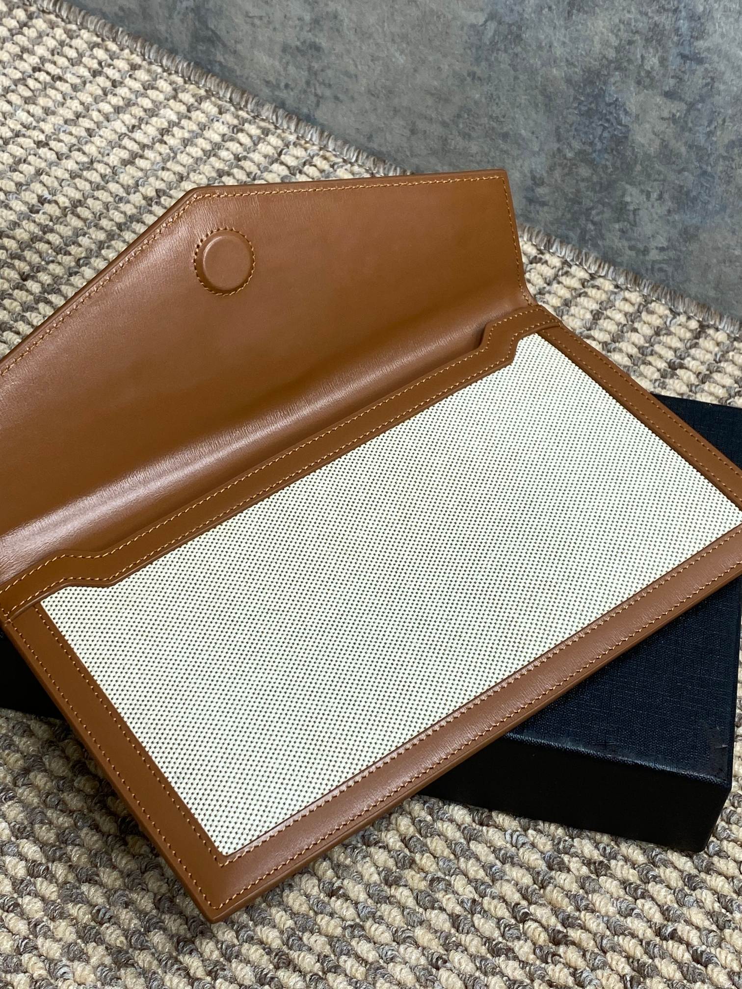 新款手包最经典的标志性金属logo麻布意大利进口牛皮简约又不失高端搭配休闲风or淑女风或者西装都能hol
