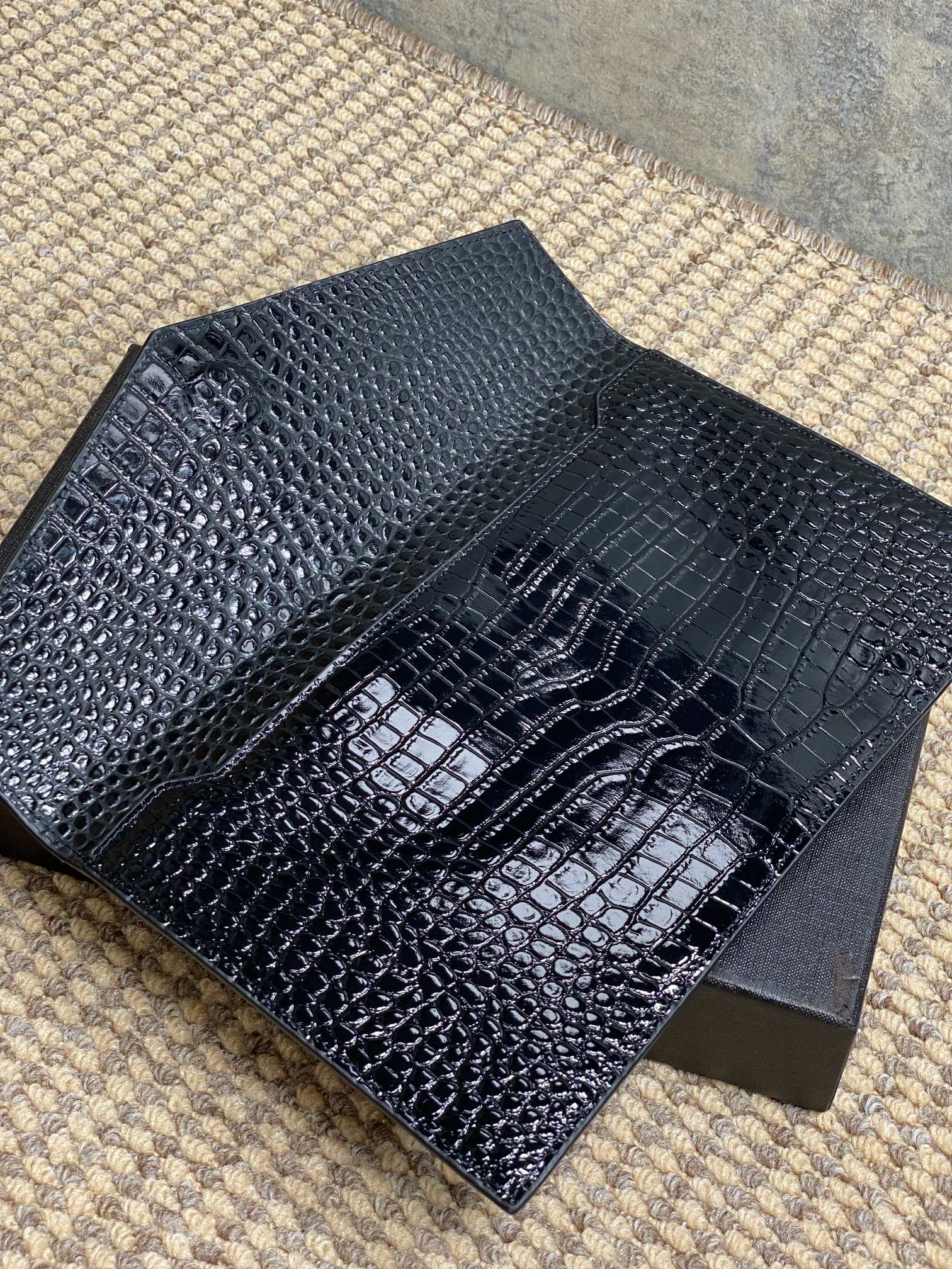 新款手包最经典的标志性金属logo意大利进口牛皮简约又不失高端搭配休闲风or淑女风或者西装都能hold得