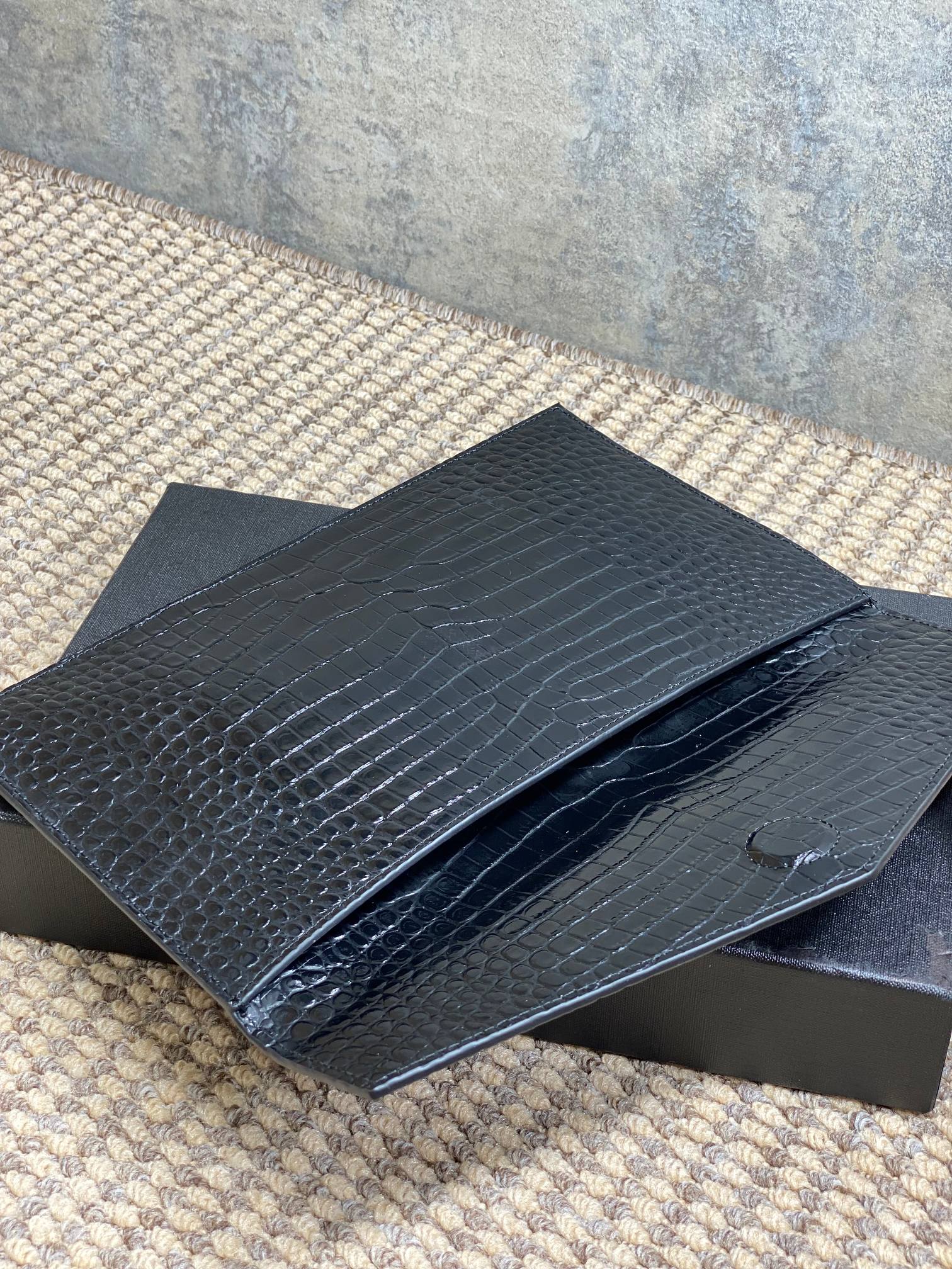 新款手包最经典的标志性金属logo意大利进口牛皮简约又不失高端搭配休闲风or淑女风或者西装都能hold得
