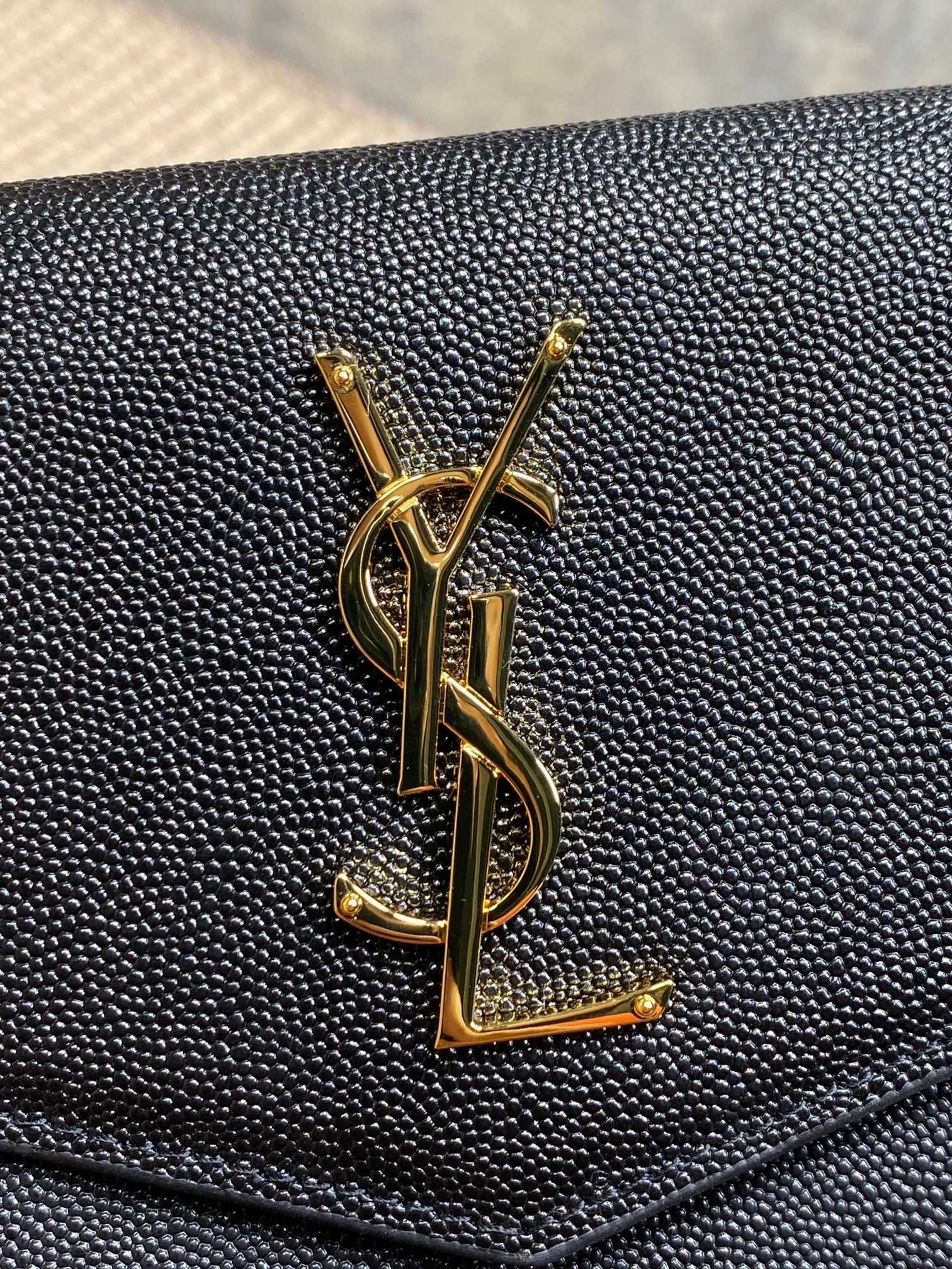 新款手包最经典的标志性金属logo意大利进口牛皮简约又不失高端搭配休闲风or淑女风或者西装都能hold得