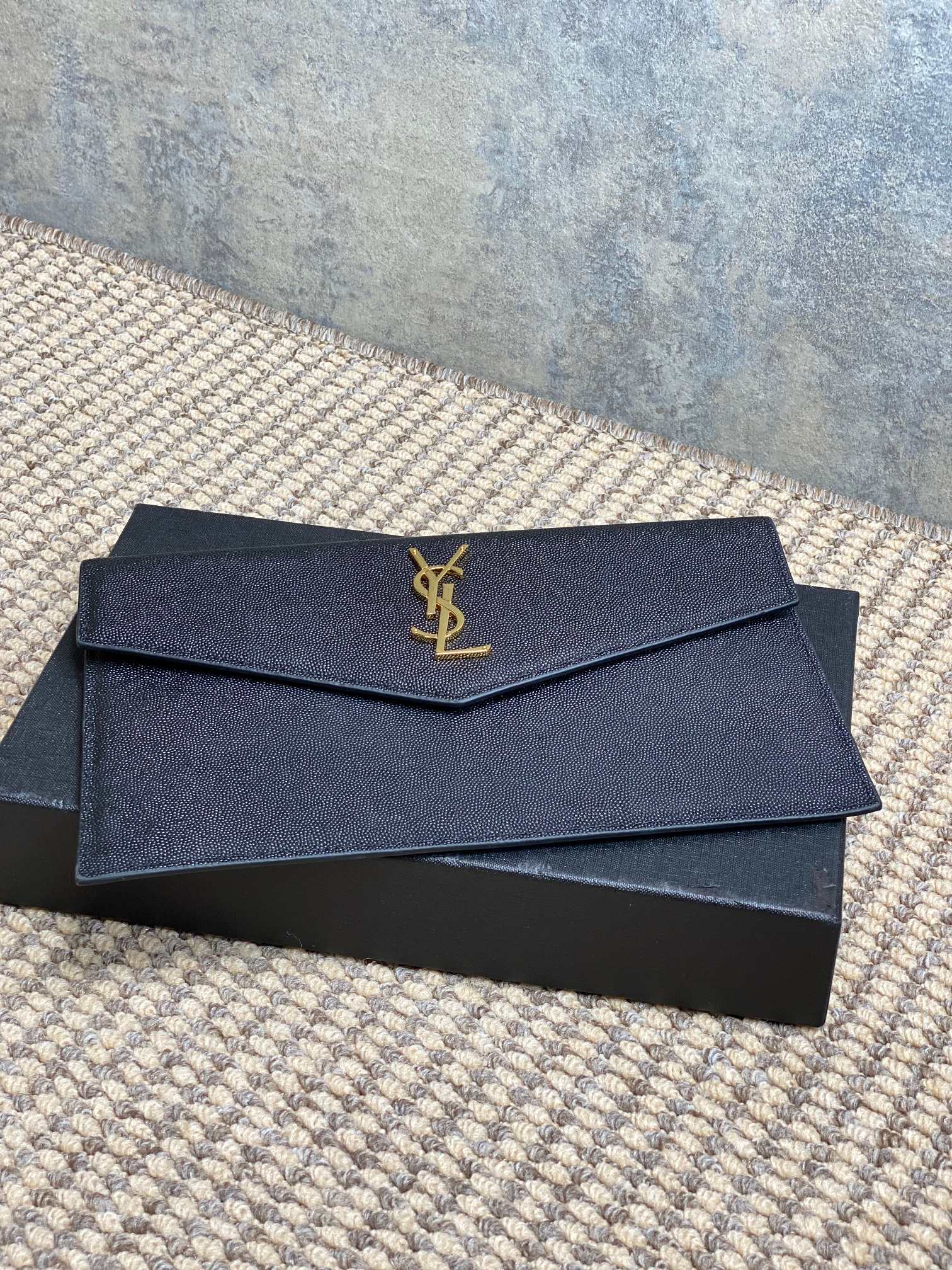 新款手包最经典的标志性金属logo意大利进口牛皮简约又不失高端搭配休闲风or淑女风或者西装都能hold得