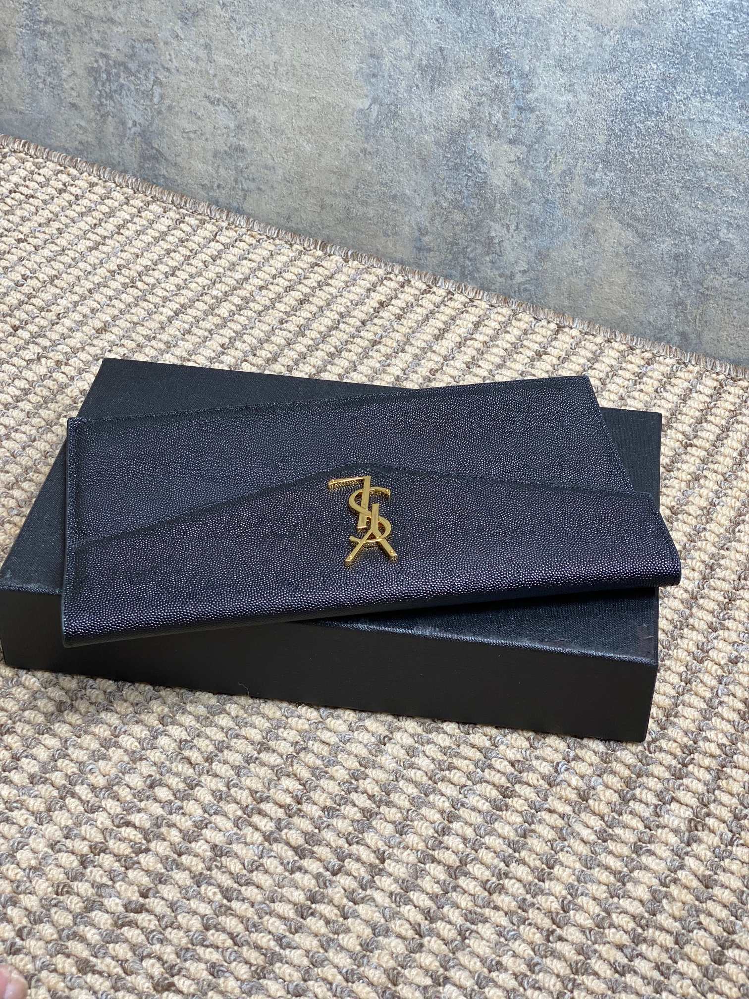 新款手包最经典的标志性金属logo意大利进口牛皮简约又不失高端搭配休闲风or淑女风或者西装都能hold得