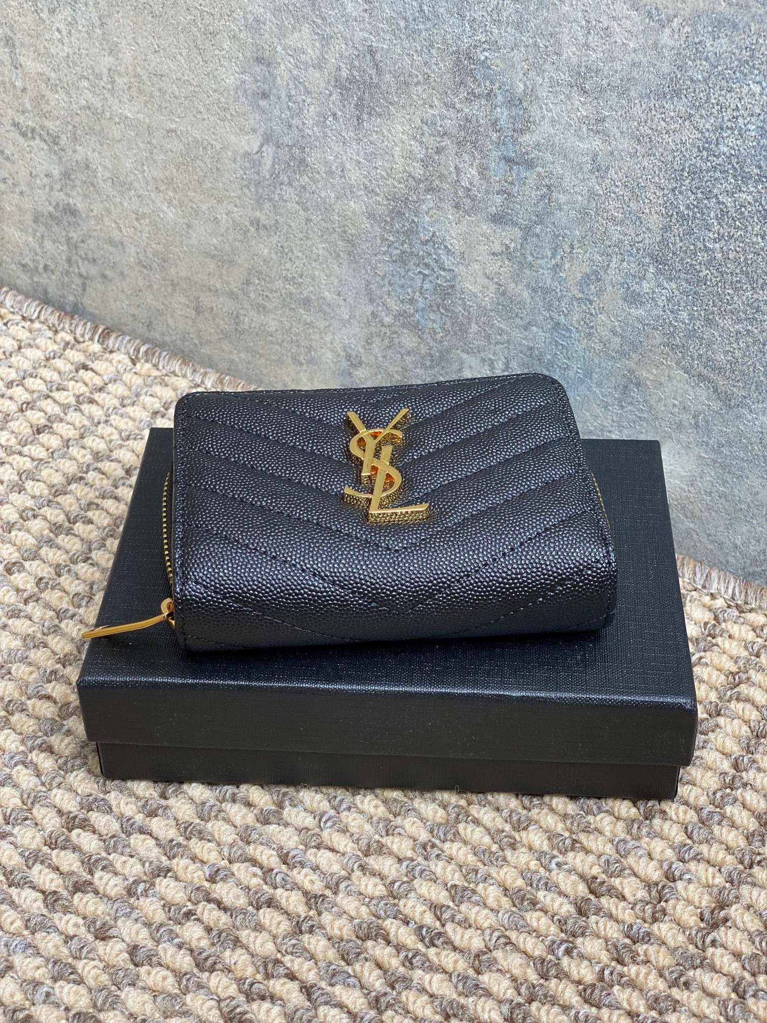 YSL新款女士时尚鱼子酱拉链大容量短款钱包尺寸12x10x3cm编码403723