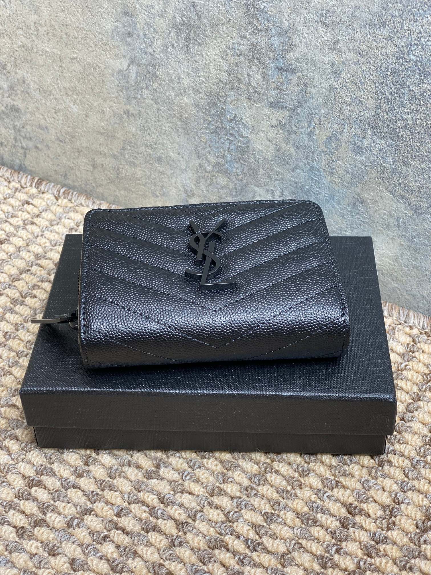 YSL新款女士时尚鱼子酱拉链大容量短款钱包尺寸12x10x3cm编码403723