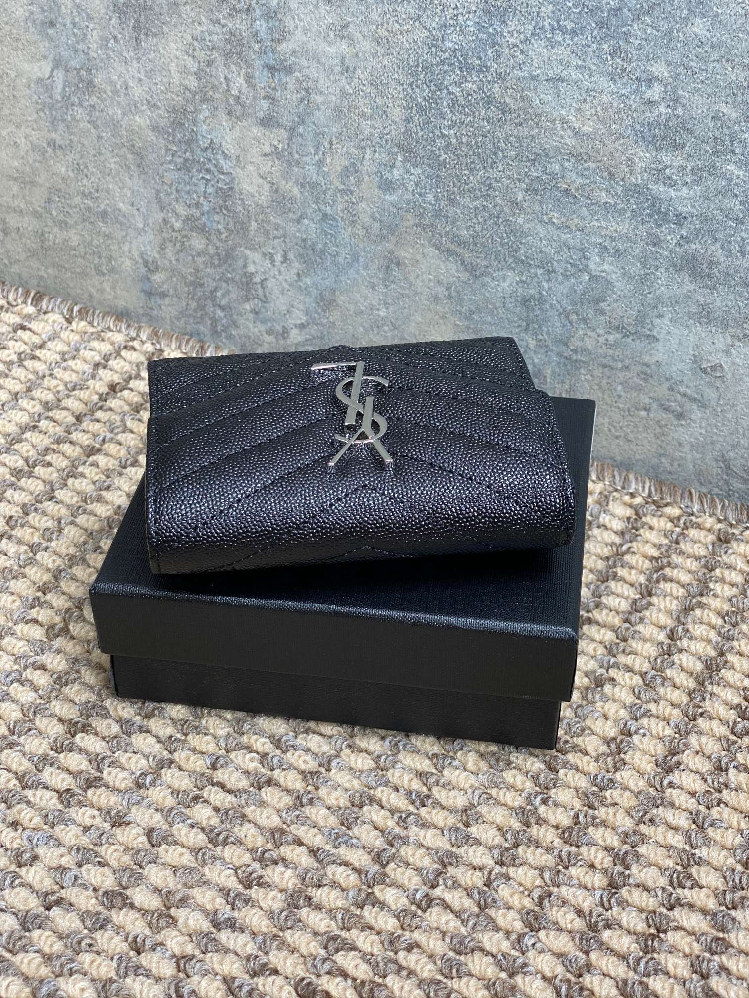 圣罗兰YSL鱼子酱短款三折钱包六个卡片槽及一个零钱袋一个纸币隔层及四个票据隔层尺寸12.5*10*2.5