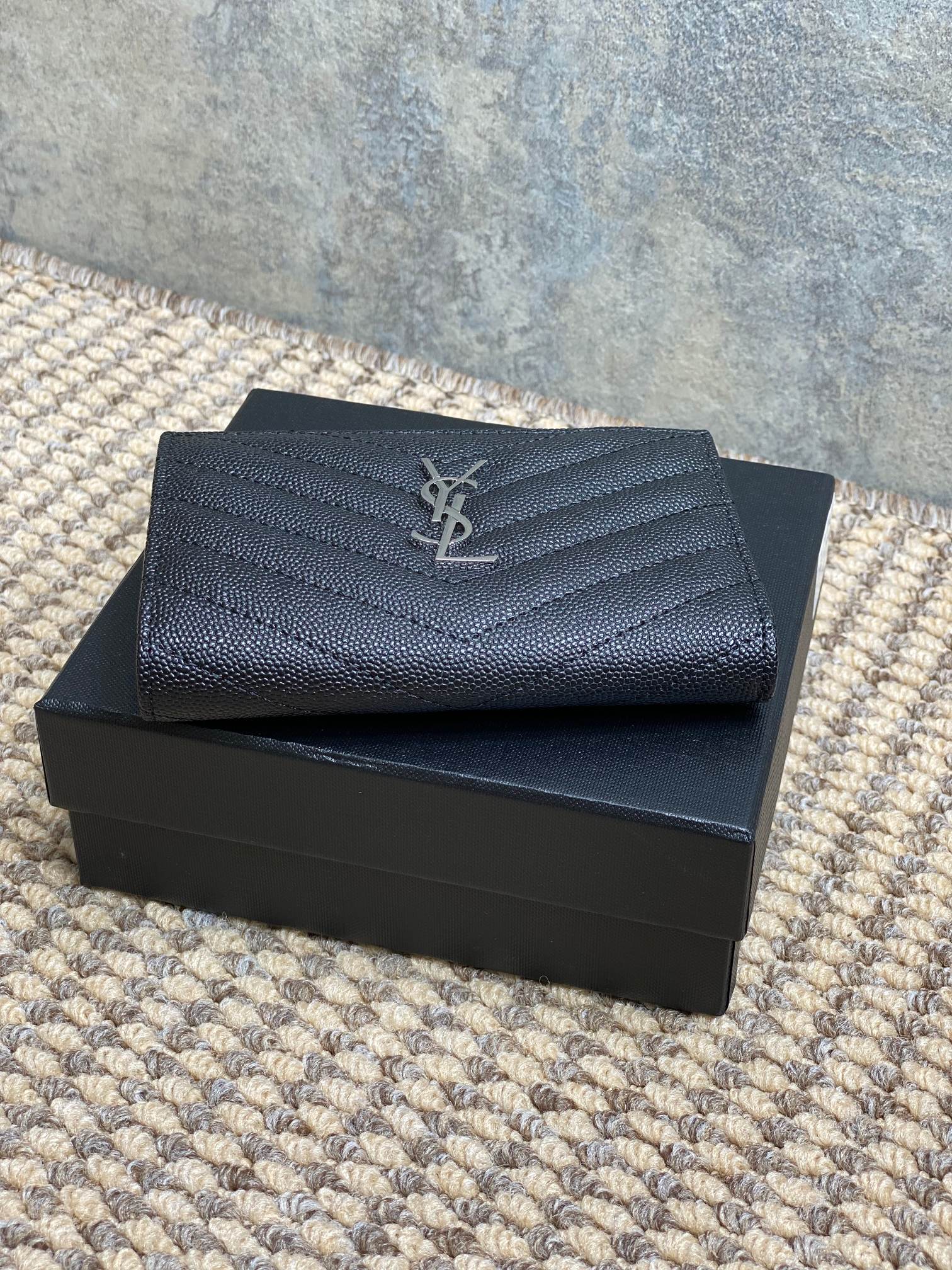 YSL小号两片式钱包饰以YSL金属标志及绗缝面缝线迹四合扣收口八个卡片槽两个平口袋一个纸币插槽一个拉链零