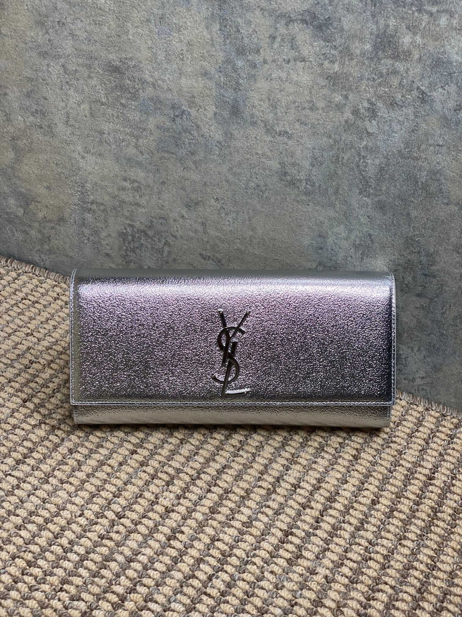 Yves Saint Laurent Tassen Clutches Koeienhuid