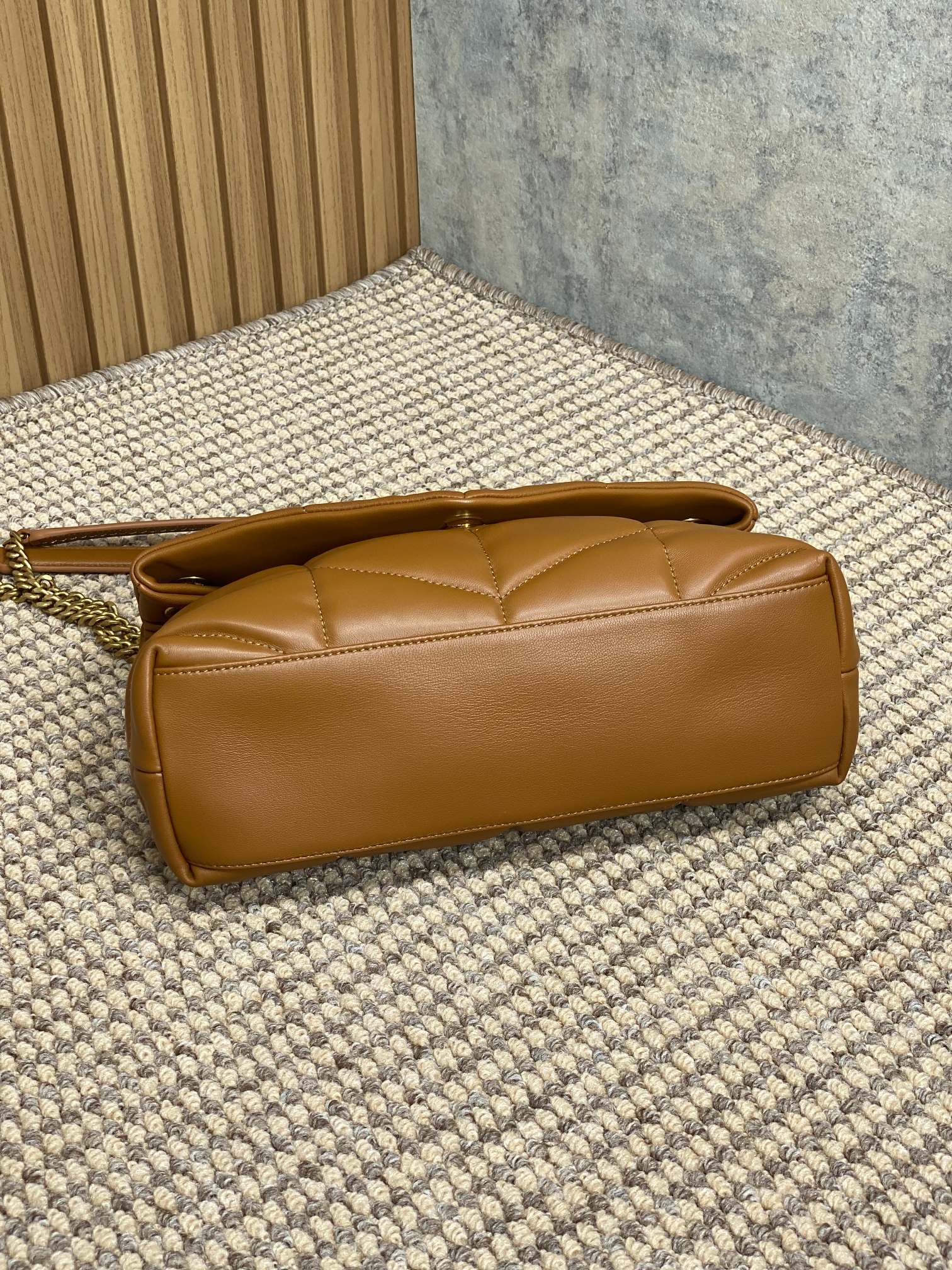 Original Saint Laurent Original aris Saint Laurent new model, bi-foldable back shoulder, quilted lambskin bag, brushed metal trim, grosgrain lini