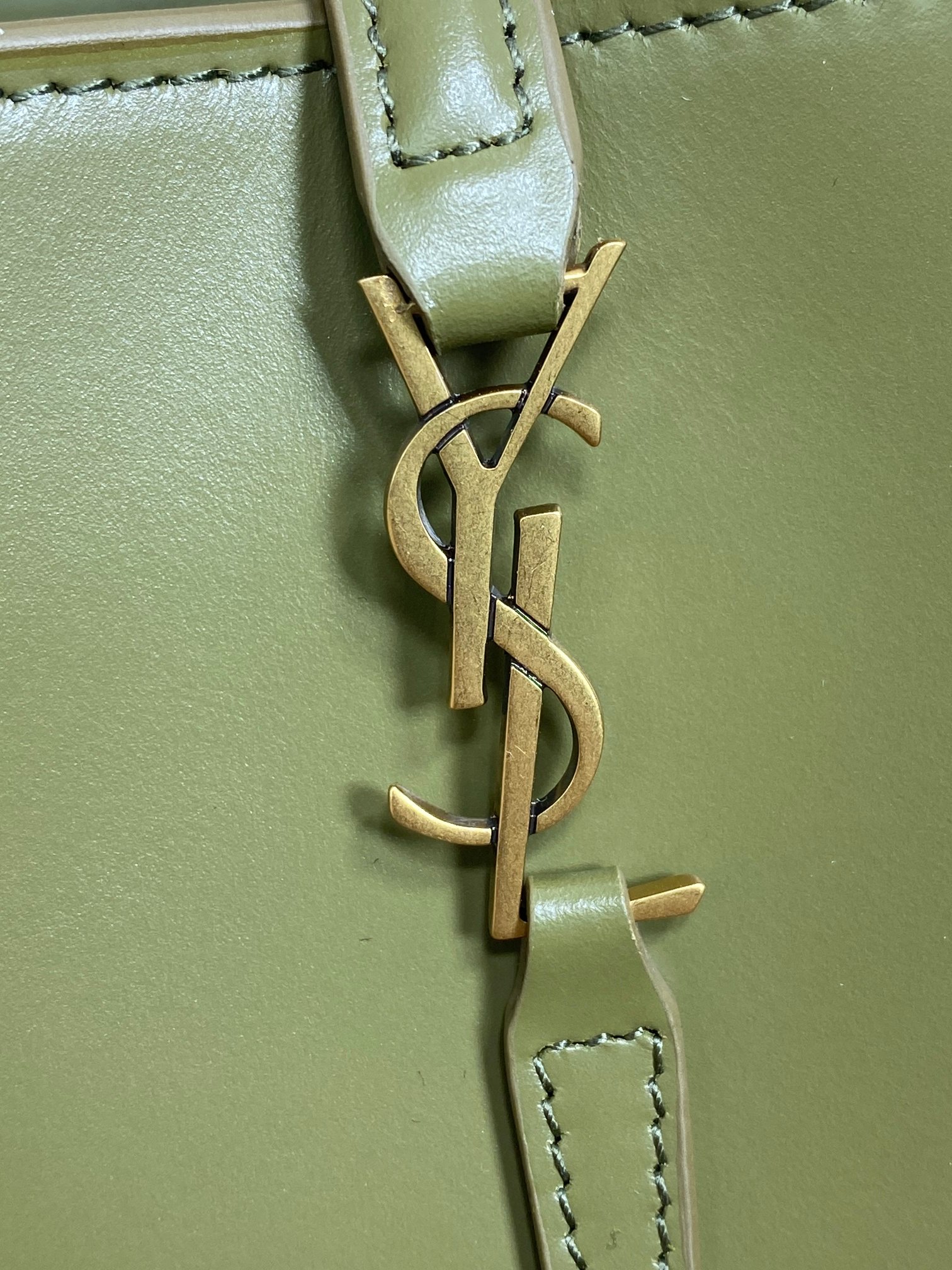  迷你YSL 圣罗兰 Rose同款 包身是不容易变形的牛皮，手感很好，浅古铜色金属配件，里面一个主隔层，