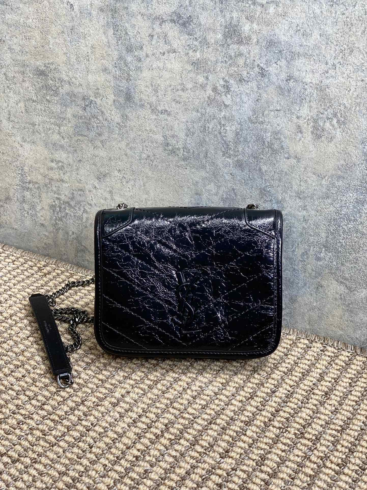 NO:851395,The niki series, compared with the niki small size, is lighter and smaller. It can be worn on one shoulder or cross-body. This design has a single shoulder strap and is equally popular. Size 19x15x6cm, code 583103, YSL Saint Laurent grade original leather, saint laurent, saint laurent, Hermes,19860909niki系列,跟niki小号比较,轻了迷你了,可单肩可斜挎,这款设计是单肩带的,火爆程度不相上下.尺寸19x15x6cm 编码583103,YSL圣罗兰特级原厂皮,saint laurent,saint laurent,Hermes,,Bag