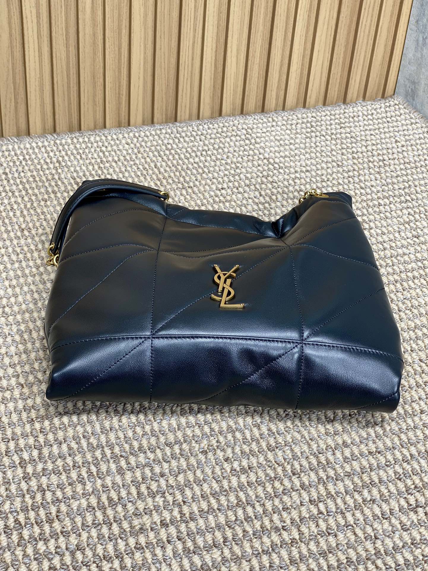 YSLjamie新款慵懒松弛感拉满精致的YSLlogo高级的羊皮质感超高工艺的对格绗缝容量也是很实用出门