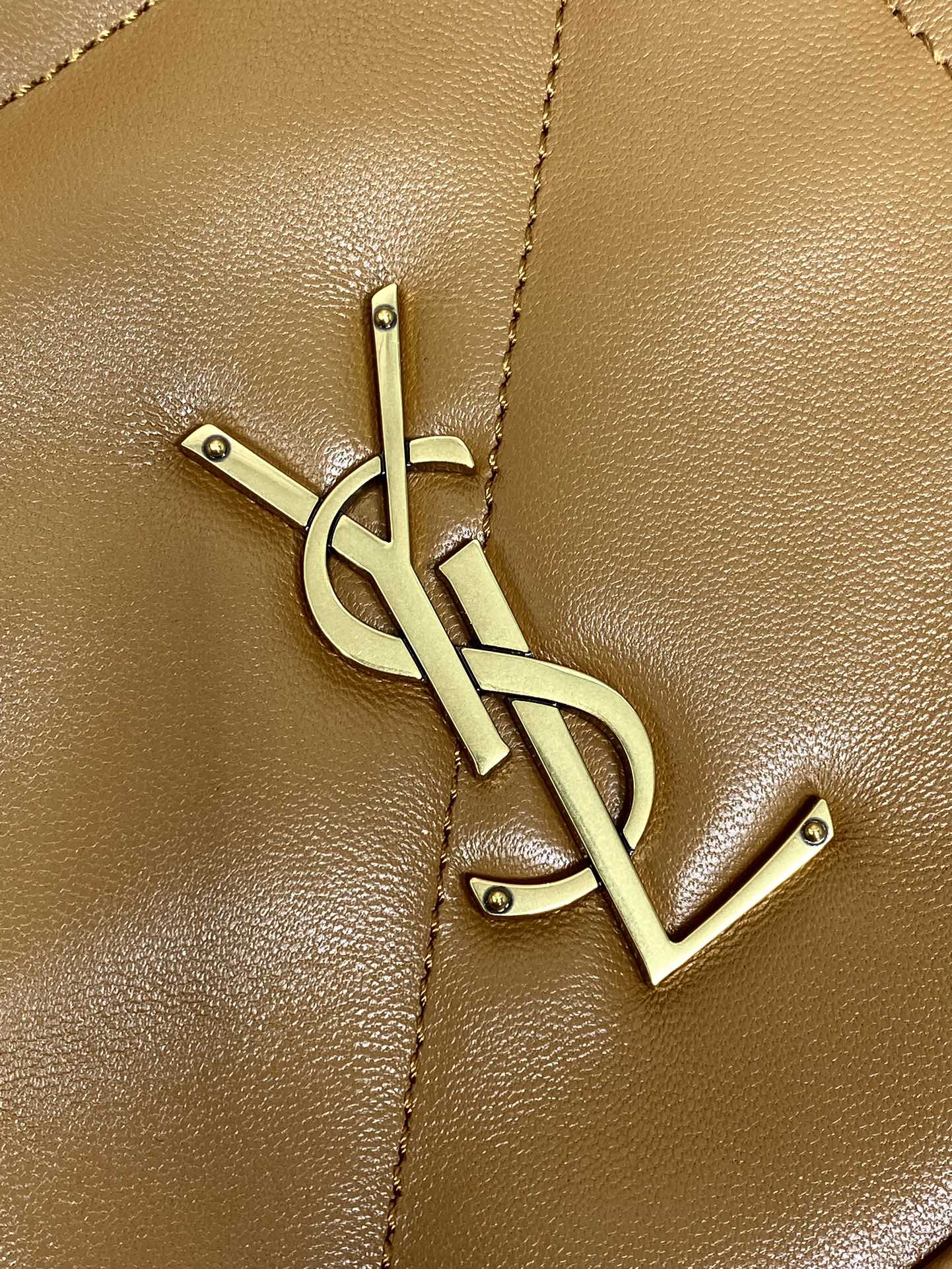 YSLjamie新款慵懒松弛感拉满精致的YSLlogo高级的羊皮质感超高工艺的对格绗缝容量也是很实用出门