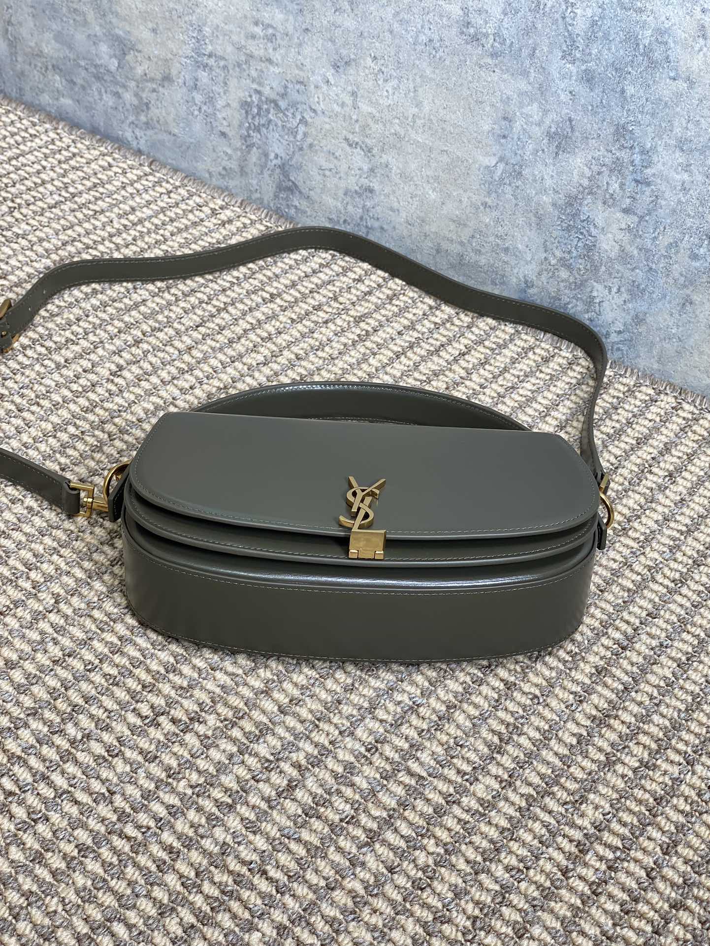YSL2024新款VoltairBox皮腋下包搭配复古金属采用质感超好的BOX小牛皮包身线条简洁利落复古