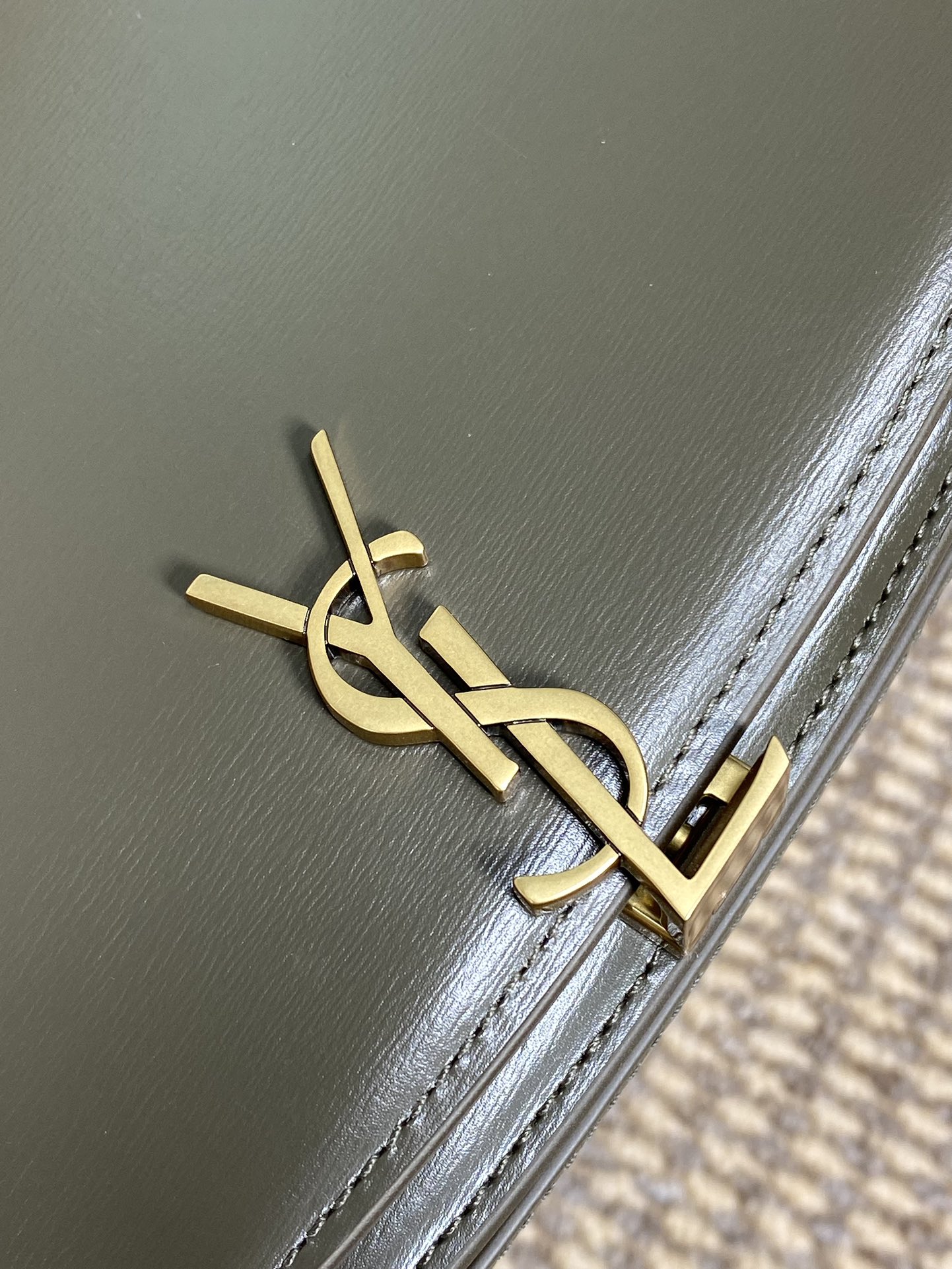 YSL2024新款VoltairBox皮腋下包搭配复古金属采用质感超好的BOX小牛皮包身线条简洁利落复古