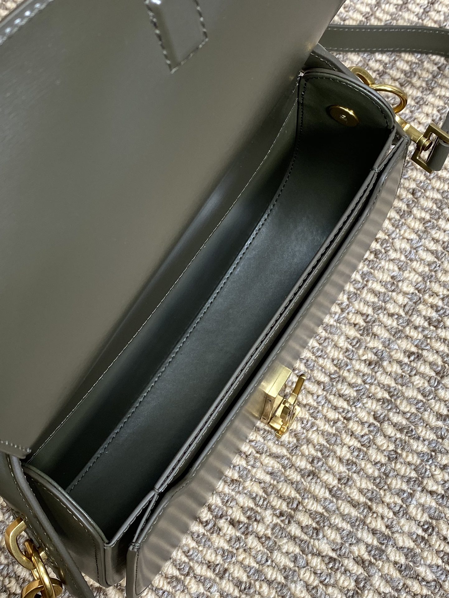 YSL2024新款VoltairBox皮腋下包搭配复古金属采用质感超好的BOX小牛皮包身线条简洁利落复古