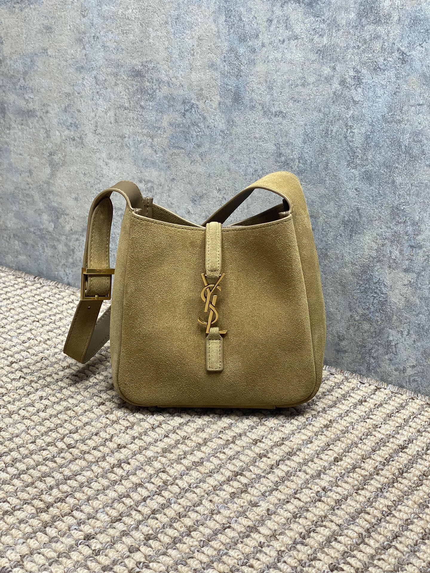 NO:812066,YSL Hobo mini handbag, grained cowhide + gold YSL metal logo, simple and highly recognizable. It is lightweight and lightweight, and can be easily carried for commuting, shopping, and dating. The shoulder strap is adjustable and can be switched between hand-held, one-shoulder, and cross-body wear. The internal space is small but reasonably laid out, and it can accommodate mobile phones, powder cakes, and lipsticks. The black and gold color scheme is versatile, and it can be worn casually or formally!  Many sisters also add inner bags to increase capacity and protection, which is practical and fashionable. Size 15×16×7cm, model 809461, YSL Saint Laurent grade original leather, saint laurent, saint laurent, cowhide, Hermes,19860909YSL Hobo迷你手袋,粒面牛皮+金色YSL金属Logo,简约又超有辨识度.轻巧自重,通勤、逛街、约会都能轻松驾驭.肩带可调节,手提、单肩、斜挎随心切换,内部空间虽小但布局合理,手机、粉饼、口红都能装下.黑金配色百搭,休闲or正式穿搭都OK！很多姐妹还会加内胆包提升容量和保护性,实用又时髦. 尺寸15×16×7cm 型号809461,YSL圣罗兰特级原厂皮,saint laurent,saint laurent,cowhide,Hermes,,Bag