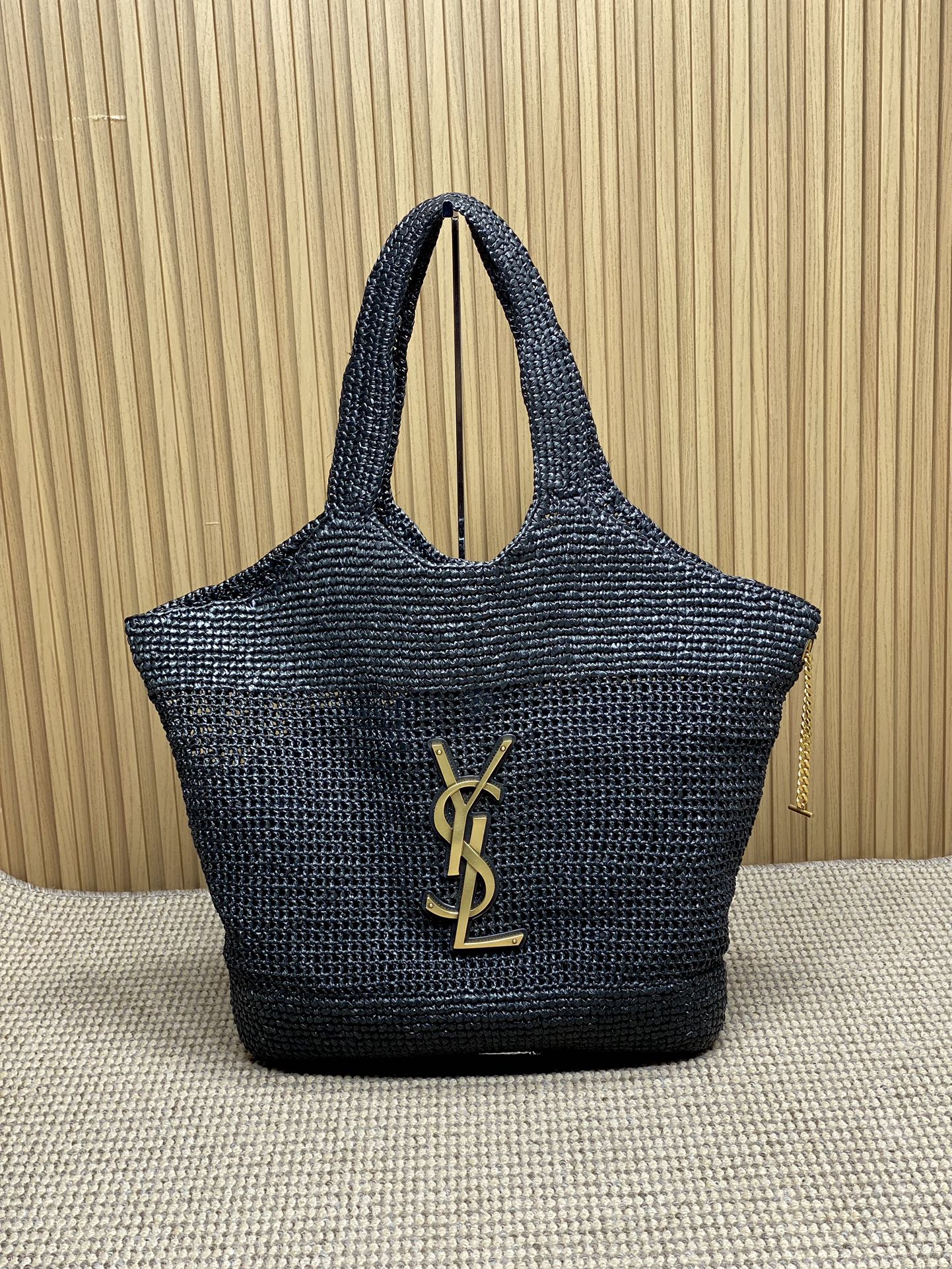 NO:919343,YSL ICARE raffia tote bag, hand-crocheted, natural raffia material, light and breathable, a must-have for spring and summer!  The bag body has hollow embroidery + embossed lace, and is paired with the classic metal YSL logo, which is highly recognizable. It comes with a detachable glasses bag, which is very convenient for storing small items. The large-capacity design can easily hold daily necessities for commuting, vacations, and beaches. It is practical and fashionable, and is a dazzling item for spring and summer wear!  Code 772191 Size 38 (58) x43x8cm, YSL Saint Laurent grade original leather, saint laurent, saint laurent, totes, Hermes,19860909YSL ICARE拉菲草托特包,手工钩织,天然拉菲草材质,轻盈透气,春夏必备！包身镂空刺绣+浮雕花边,搭配经典金属YSL标志,辨识度超高.配可拆卸眼镜包,收纳小物超方便.大容量设计,通勤、度假、沙滩都能轻松装下日常用品,实用又时髦,是春夏穿搭的亮眼单品！ 编码772191 尺寸38（58）x43x8cm,YSL圣罗兰特级原厂皮,saint laurent,saint laurent,totes,Hermes,,Bag