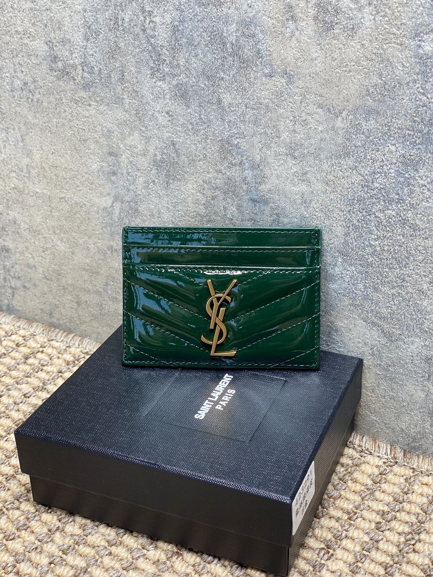 NO:919373,YSL mirror lacquer card bag is made of cowhide, which is wear-resistant and high-end. The logo is very recognizable. There are multiple card slots inside, so daily cards can be easily stored. The black and silver color scheme is low-key and versatile, suitable for commuting and traveling! The caviar texture is delicate, easy to clean, practical and fashionable. It is a classic YSL popular item, a must-have for those who are simple!  Size 10.5x7.5cm Code 423291, YSL coin purse card holder, saint laurent, wallets, cowhide, Hermes,19860909YSL镜面漆皮卡包,采用牛皮,耐磨又高级,Logo超有辨识度.内部多卡位,日常卡片轻松收纳.黑银配色低调百搭,通勤、旅行都很适合!鱼子酱纹理手感细腻,易清洁,实用又时髦,是YSL经典热门单品,简约控必入！ 尺寸10.5x7.5cm 编码423291,YSL零钱包卡包,saint laurent,wallets,cowhide,Hermes,,Bag