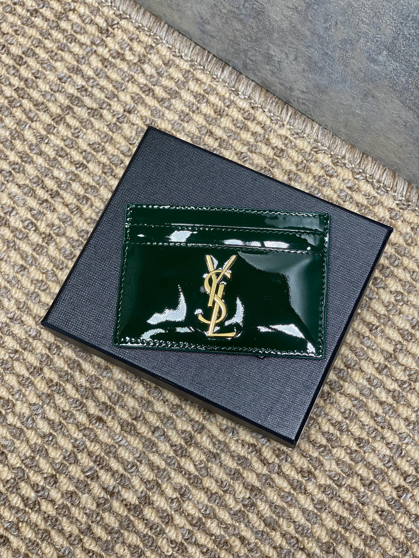 NO:919376,YSL mirror lacquer card bag is made of cowhide, which is wear-resistant and high-end. The logo is very recognizable. There are multiple card slots inside, so daily cards can be easily stored. The black and silver color scheme is low-key and versatile, suitable for commuting and traveling! The caviar texture is delicate, easy to clean, practical and fashionable. It is a classic YSL popular item, a must-have for those who are simple!  Size 10.5x7.5cm Code 423291—s2065, YSL coin purse card holder, saint laurent, wallets, cowhide, Hermes,19860909YSL镜面漆皮卡包,采用牛皮,耐磨又高级,Logo超有辨识度.内部多卡位,日常卡片轻松收纳.黑银配色低调百搭,通勤、旅行都很适合!鱼子酱纹理手感细腻,易清洁,实用又时髦,是YSL经典热门单品,简约控必入！ 尺寸10.5x7.5cm 编码423291—s2065,YSL零钱包卡包,saint laurent,wallets,cowhide,Hermes,,Bag