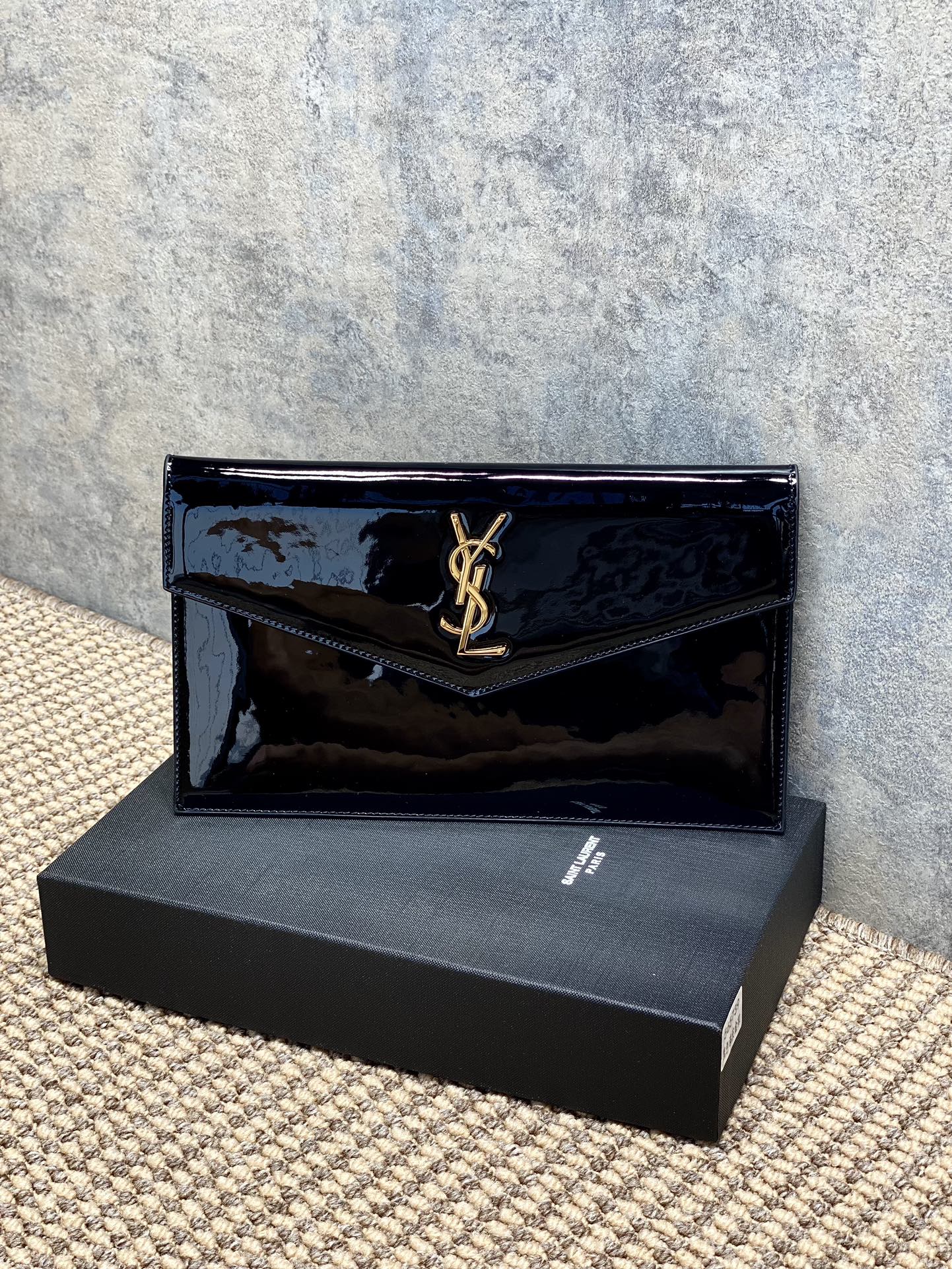 NO:919354,YSL mirror patent leather clutch envelope bag, made of cowhide, has a delicate and high-end texture. Metallic color + metal logo, highly recognizable, envelope-style design is simple and elegant, easy to use for daily commuting and dating. Practical and fashionable, it is a YSL classic series, versatile and not picky in style, easily enhances the texture of your outfit. Size 27x16x2cm Code 565739, YSL coin purse card holder, saint laurent, wallets, cowhide, Hermes,19860909YSL镜面漆皮手拿信封包,采用牛皮,质感细腻又高级.金属配色+金属Logo,辨识度超高,信封式设计简约大气,日常通勤、约会都能轻松驾驭.实用又时髦,是YSL经典系列,百搭不挑风格,轻松提升穿搭质感. 尺寸27x16x2cm 编码565739,YSL零钱包卡包,saint laurent,wallets,cowhide,Hermes,,Bag