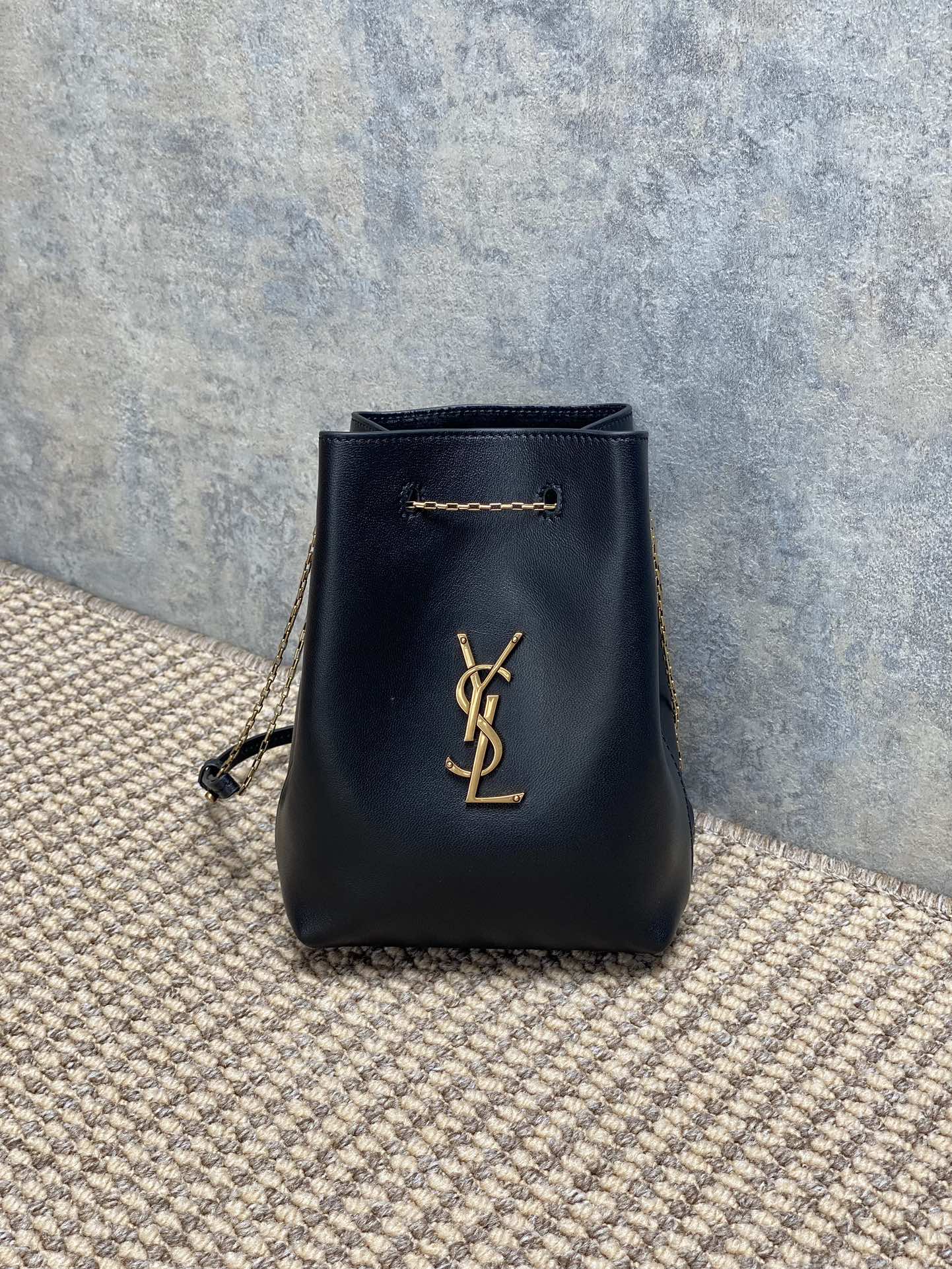 NO:919336,Yves Saint Laurent's Cassandre chain bucket bag, sheepskin + gold YSL logo, simple and highly recognizable. Drawstring bucket bag shape, metal chain shoulder strap, can be carried as a handbag, one shoulder, or cross-body, and it is versatile for daily commuting or going out on the street!  Moderate in size, practical and fashionable, it is a classic and popular model of Saint Laurent. You can’t go wrong with it no matter how you match it~ Size 20x24x3cm Model 801070, YSL Saint Laurent premium original leather, saint laurent, saint laurent, sheepskin, Hermes,19860909圣罗兰Cassandre链条水桶包,羊皮+金色YSL徽标,简约又超有辨识度.抽绳水桶包型,金属链条肩带,手提、单肩、斜挎都OK,日常通勤或出街都很百搭！尺寸适中,实用又时髦,是圣罗兰经典热门款,怎么搭都不出错～ 尺寸20x24x3cm 型号801070,YSL圣罗兰特级原厂皮,saint laurent,saint laurent,sheepskin,Hermes,,Bag